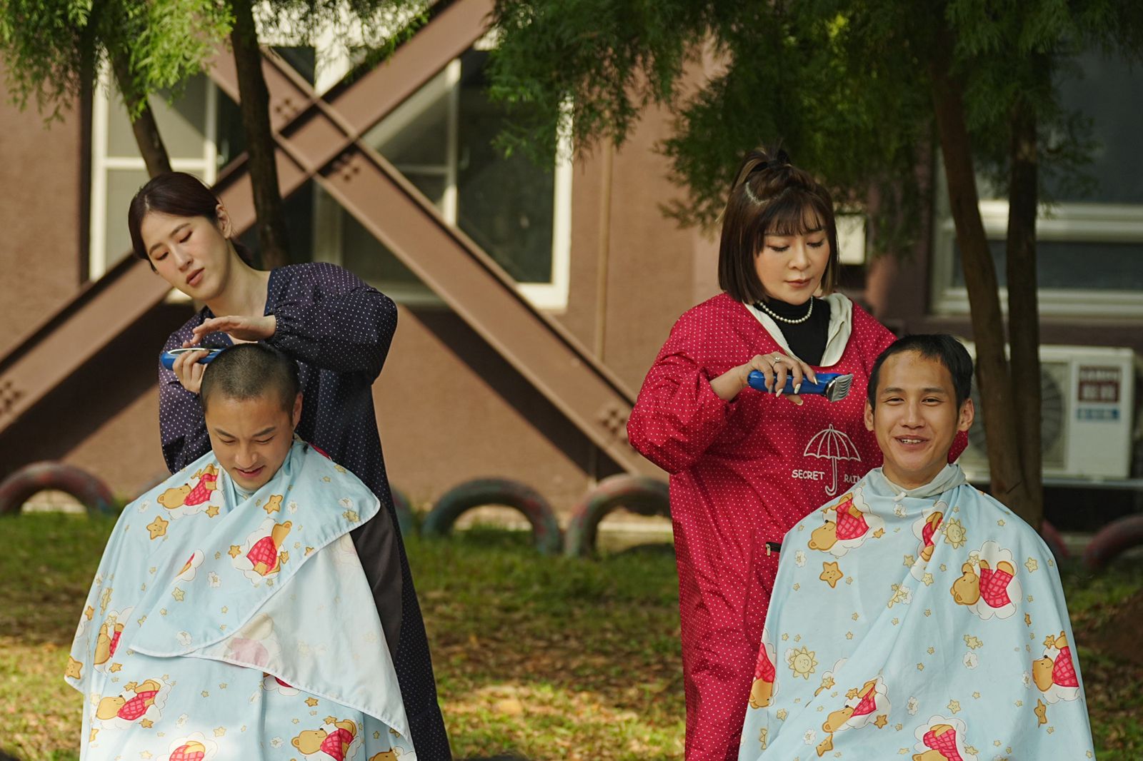 百白（左）、王彩樺（右）專業剃頭。台視提供