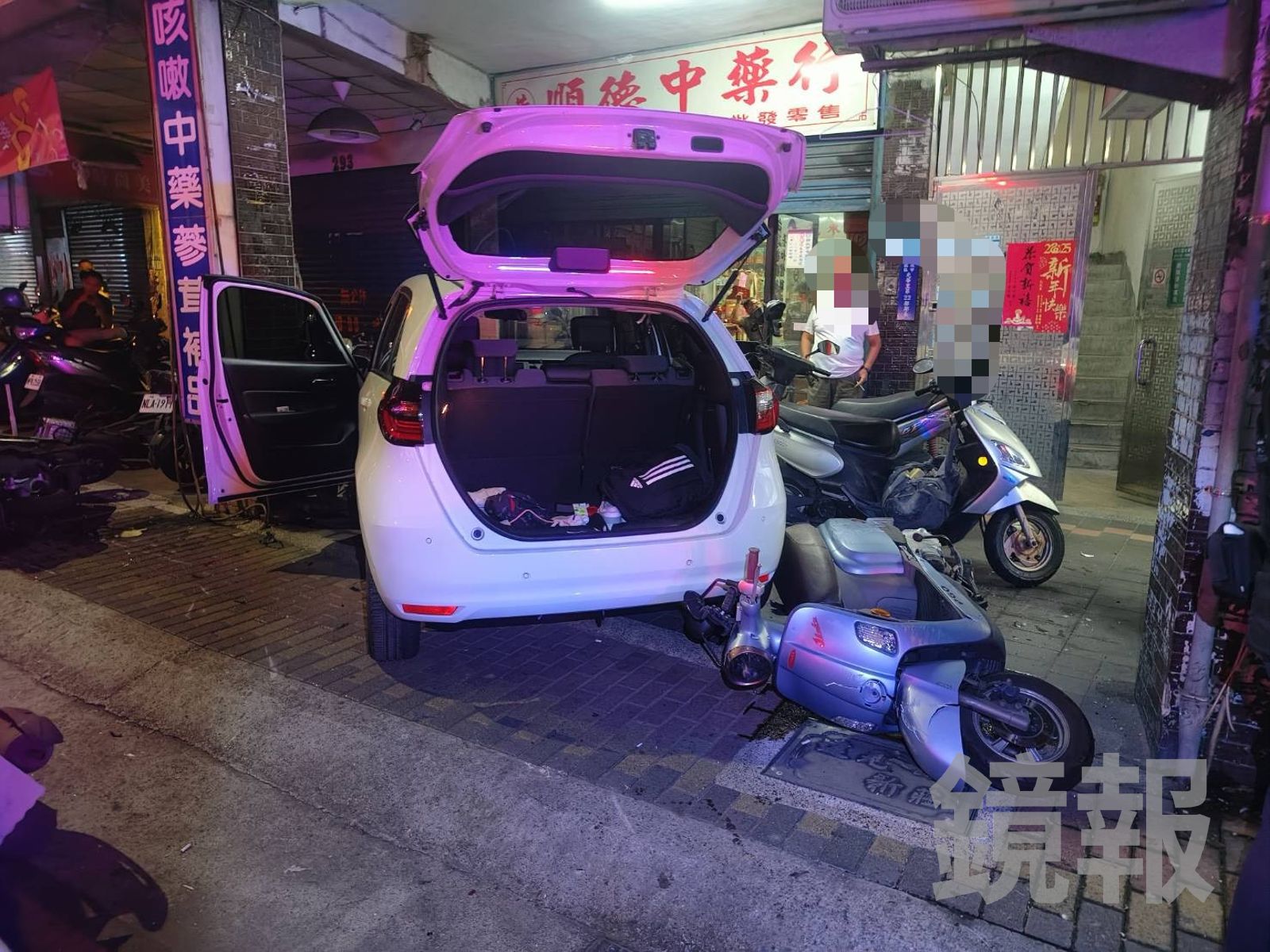 新莊昨日深夜發生汽車衝進騎樓意外,駕駛同為無照肇事。警方提供