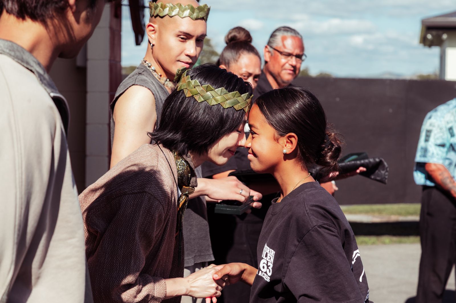 陳柏霖（左起）、桂綸鎂、黃宣與毛利族人進行表示友好的碰鼻禮。出去一下提供