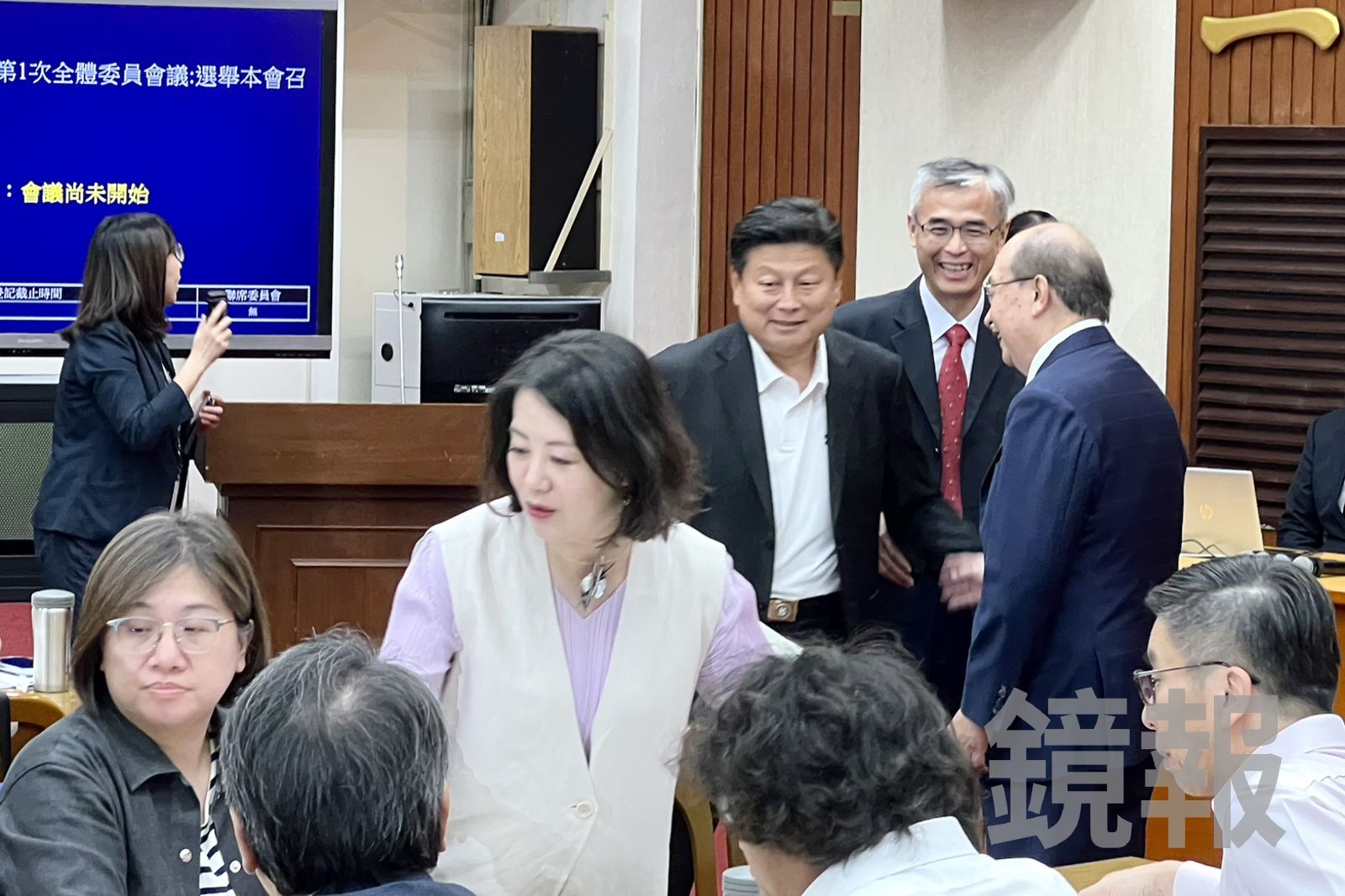 爆請辭潮後首齊聚修憲委員會 民進黨團幹部現場尷尬互動曝光
