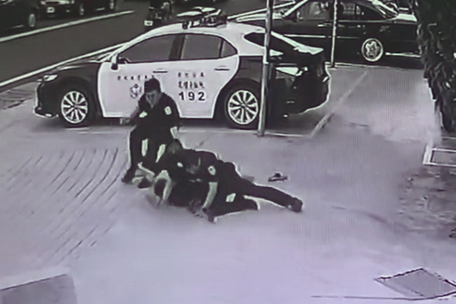 逃逸移工脫逃害警掛彩判無罪!法官一句「他沒有主動攻擊」掀網炸鍋:司法又翻車?