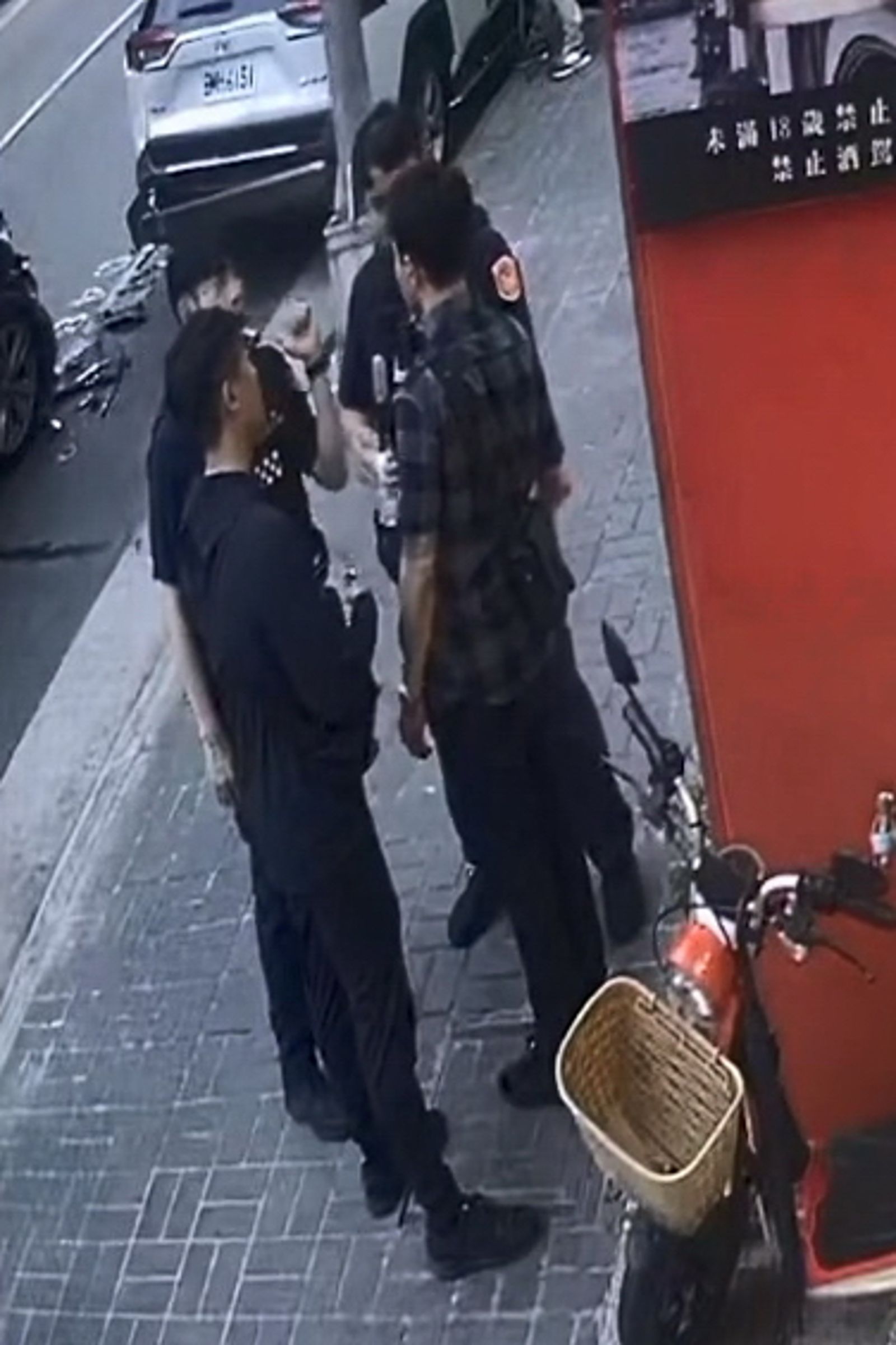 洪男擦撞路邊轎車，因精神恍惚，被警方當場查出毒駕。畫面翻攝threads sun.zhen.888