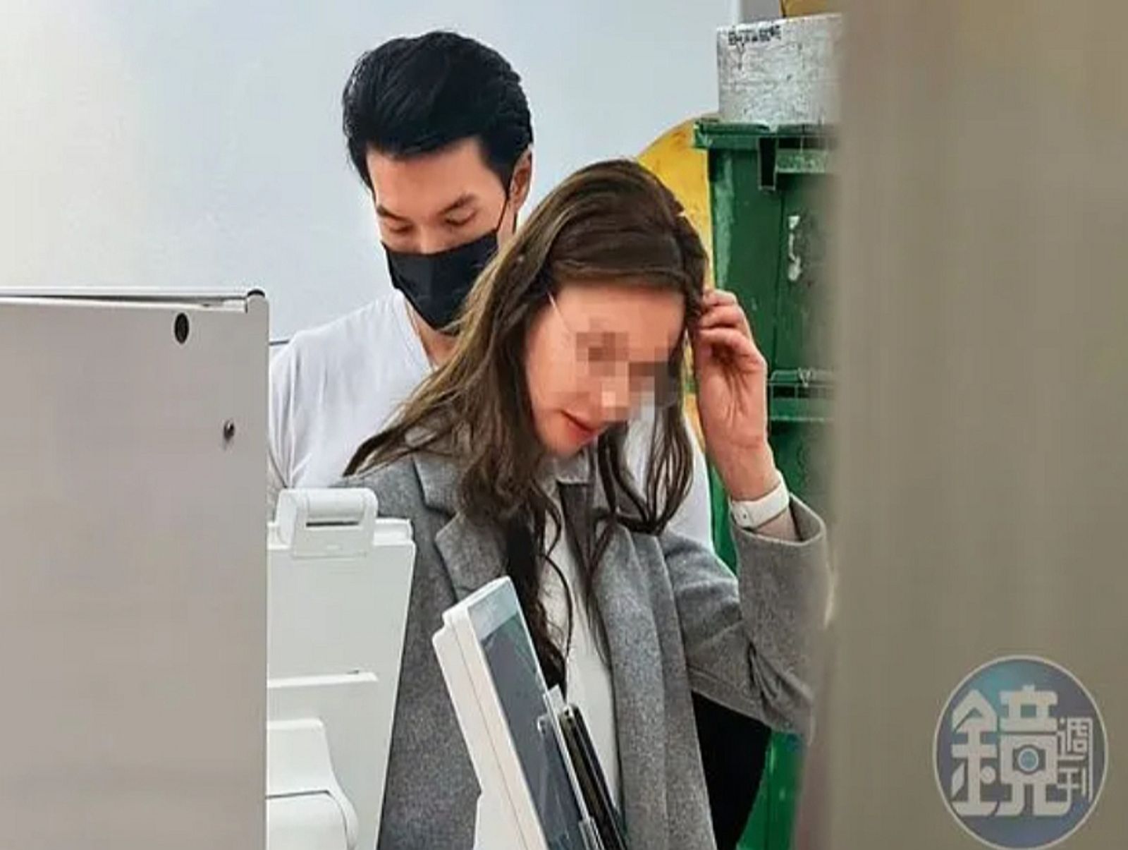 錦榮今年3月被目擊與一名高䠷美女現蹤台北林森北路，在超商甜蜜購物後一同返家。翻攝鏡週刊