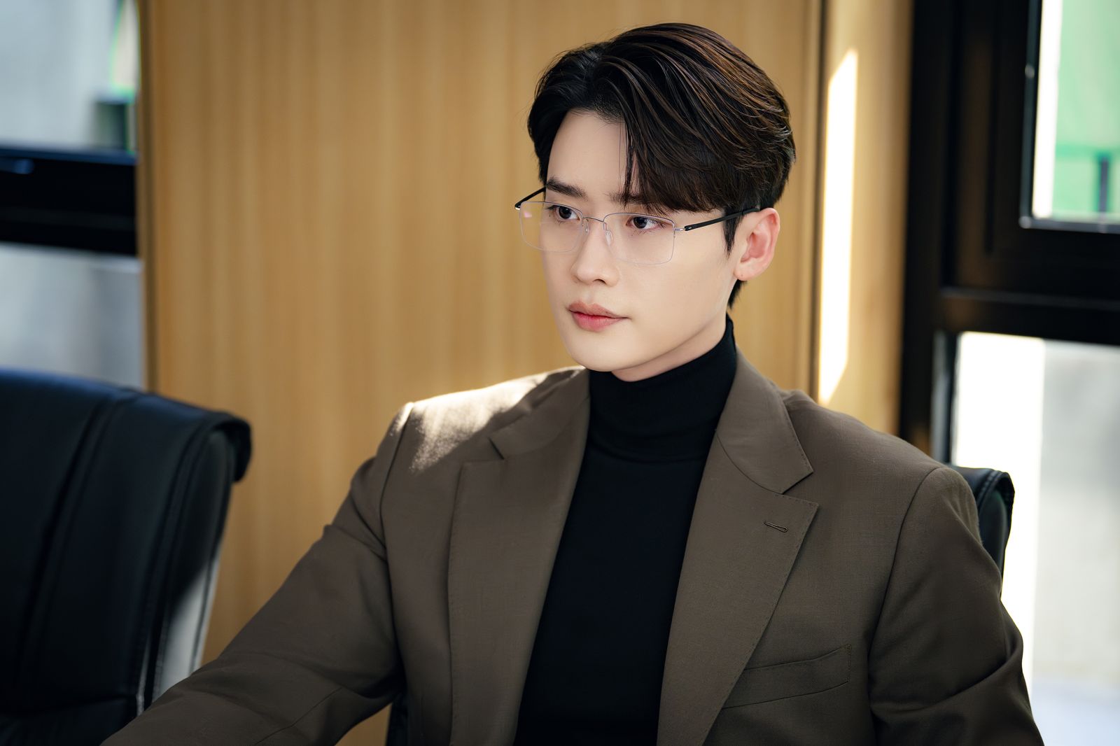 李鍾碩靠文佳煐熱血救援！　《瑞草洞》揭首爾法律圈社畜日常