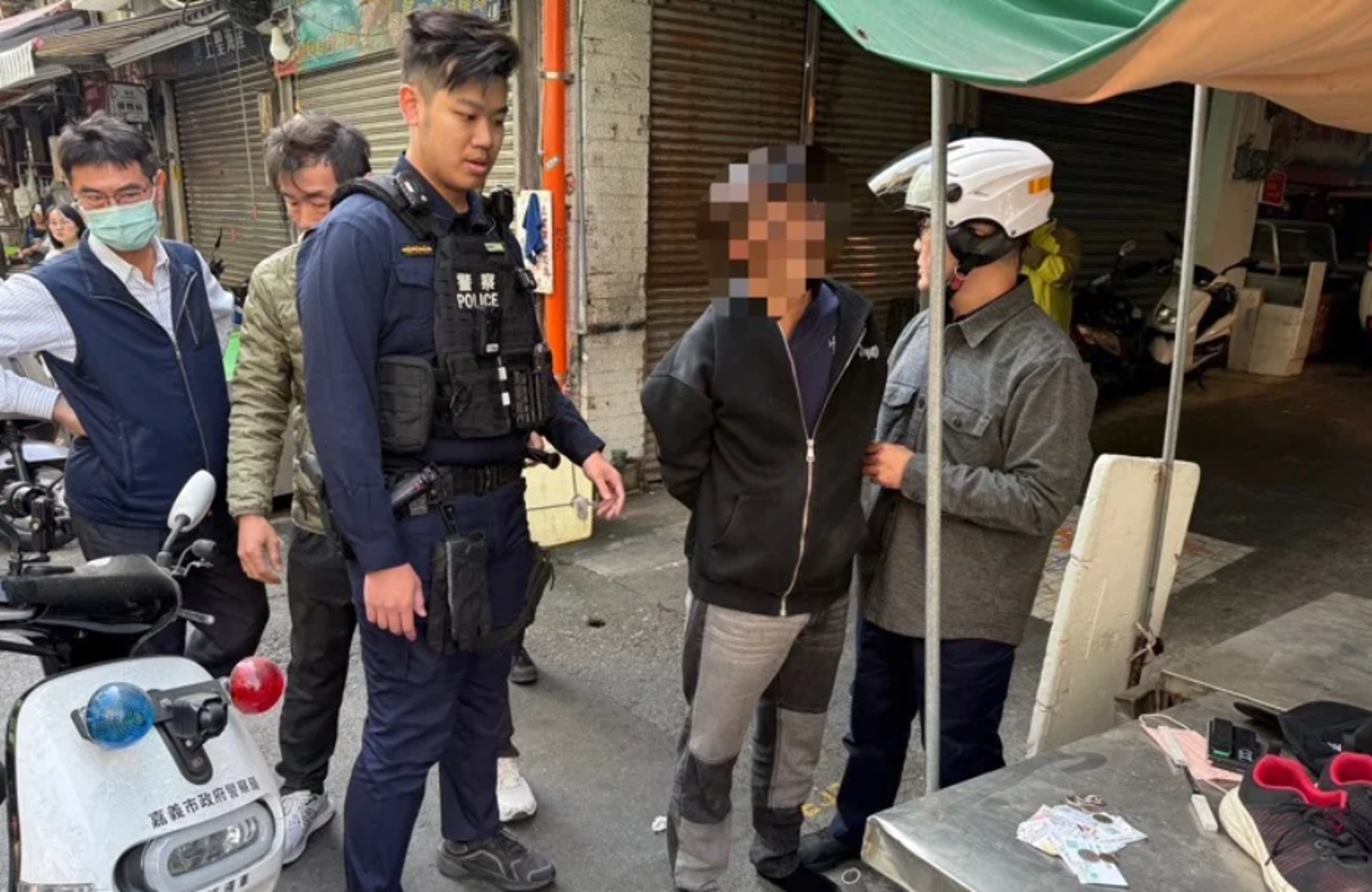 嘉義東市場銀樓搶案　笨賊事前場勘、逃跑卻「仆街」　遭警民活逮