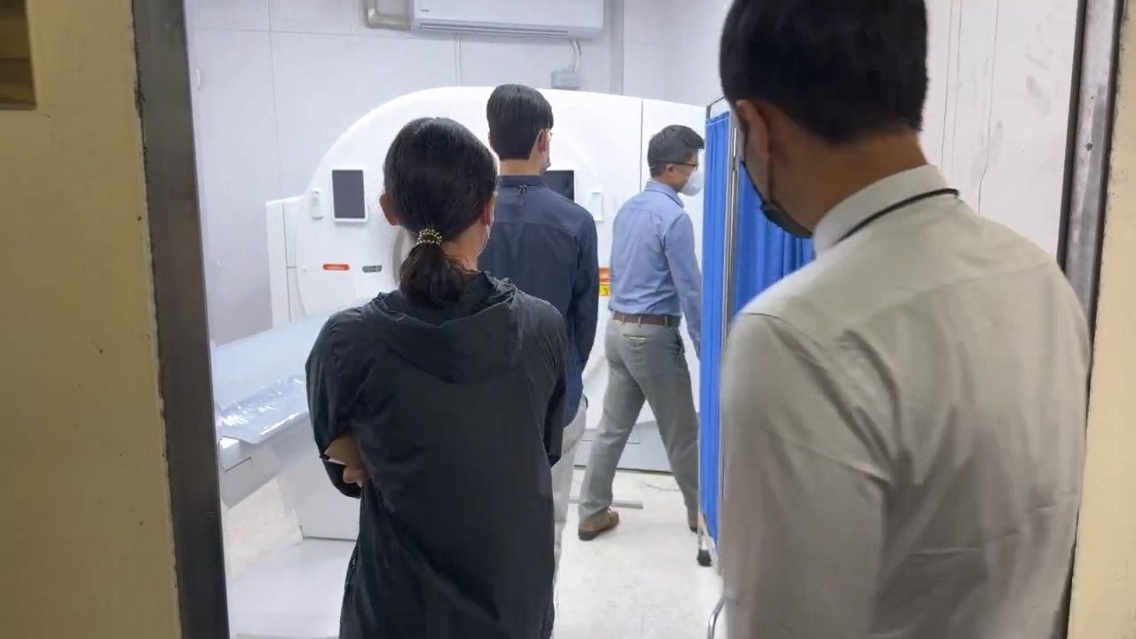 檢警與法醫22上午在台中殯儀館進行遺體解剖,釐清泰女阿塔的死因。圖/民眾提供