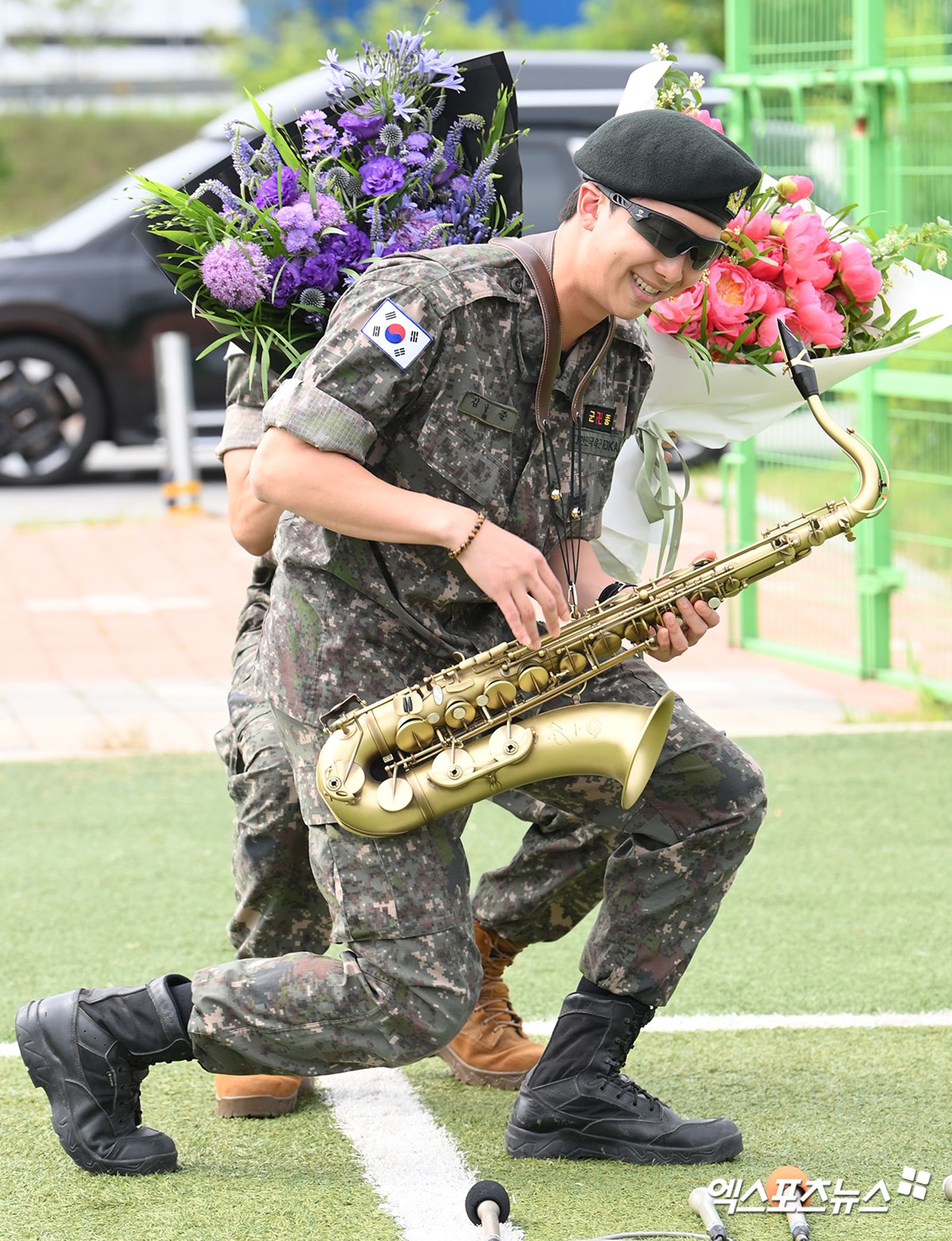RM戴著墨鏡吹著薩克斯風走出軍營,興奮宣告退伍了。翻攝xsports