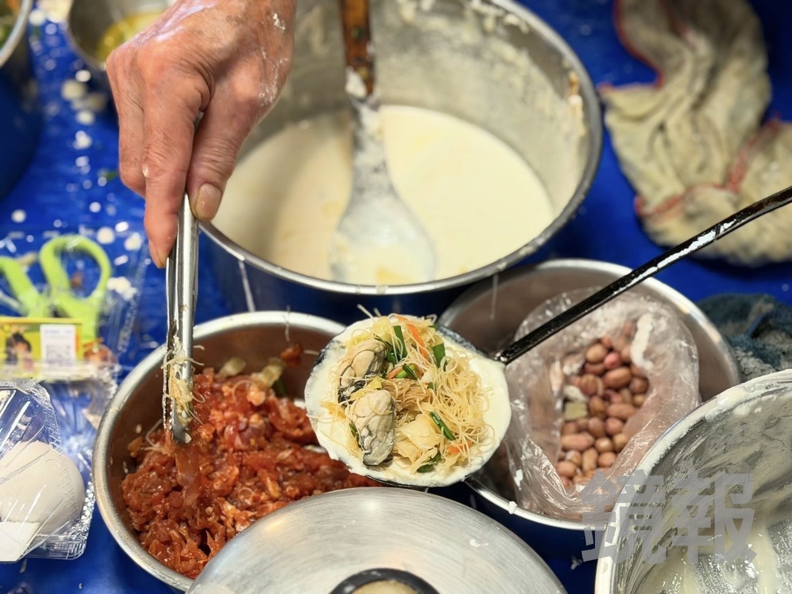 𧋘餅底餡是以高麗菜、韭菜、香菜和米粉炒成,可以再加蚵仔、肉絲或炸蛋。