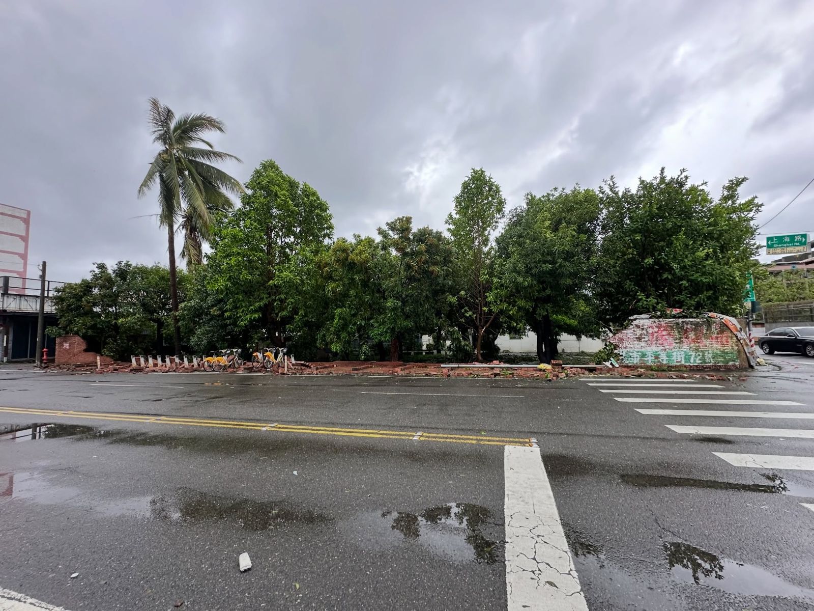 整排圍牆倒下，讓一排YouBike全遭殃。圖／翻攝自FB／嘉義綠豆大小事