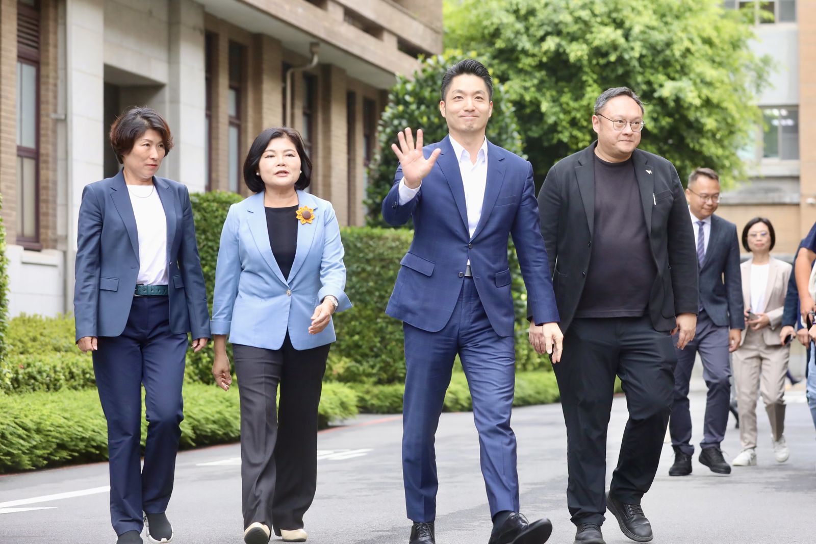 台北市長蔣萬安今天下午3點半左右，率領台東縣長饒慶鈴（左1）、雲林縣長張麗善（左2），以及台中市副市長鄭照新（右1）等人現身行政院。（圖／林煒凱攝）