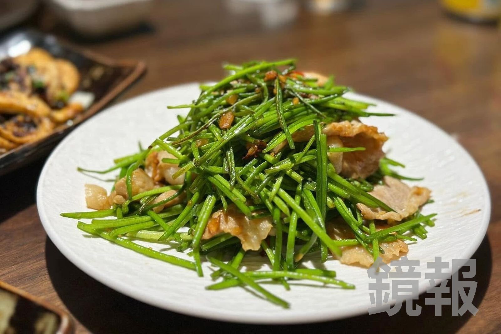 「松阪豬炒水蓮」脆爽有肉香。(250元/份)
