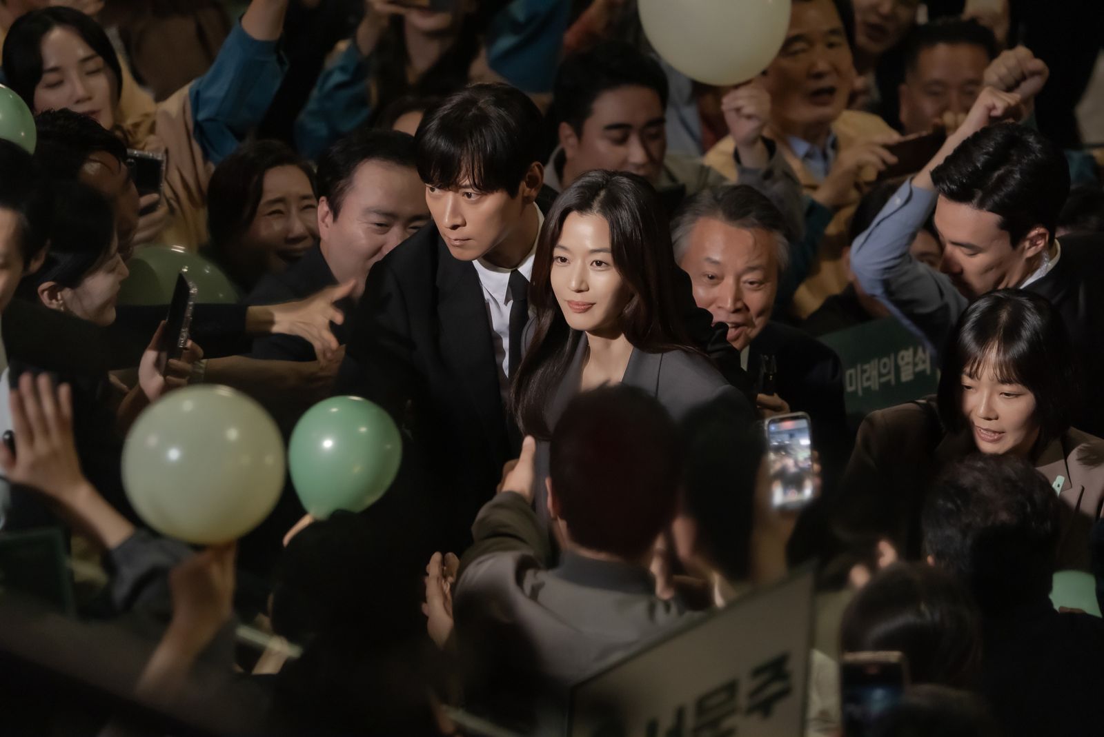 全智賢（右）在劇中被姜棟元飾演的保鏢貼身保護。Disney+提供