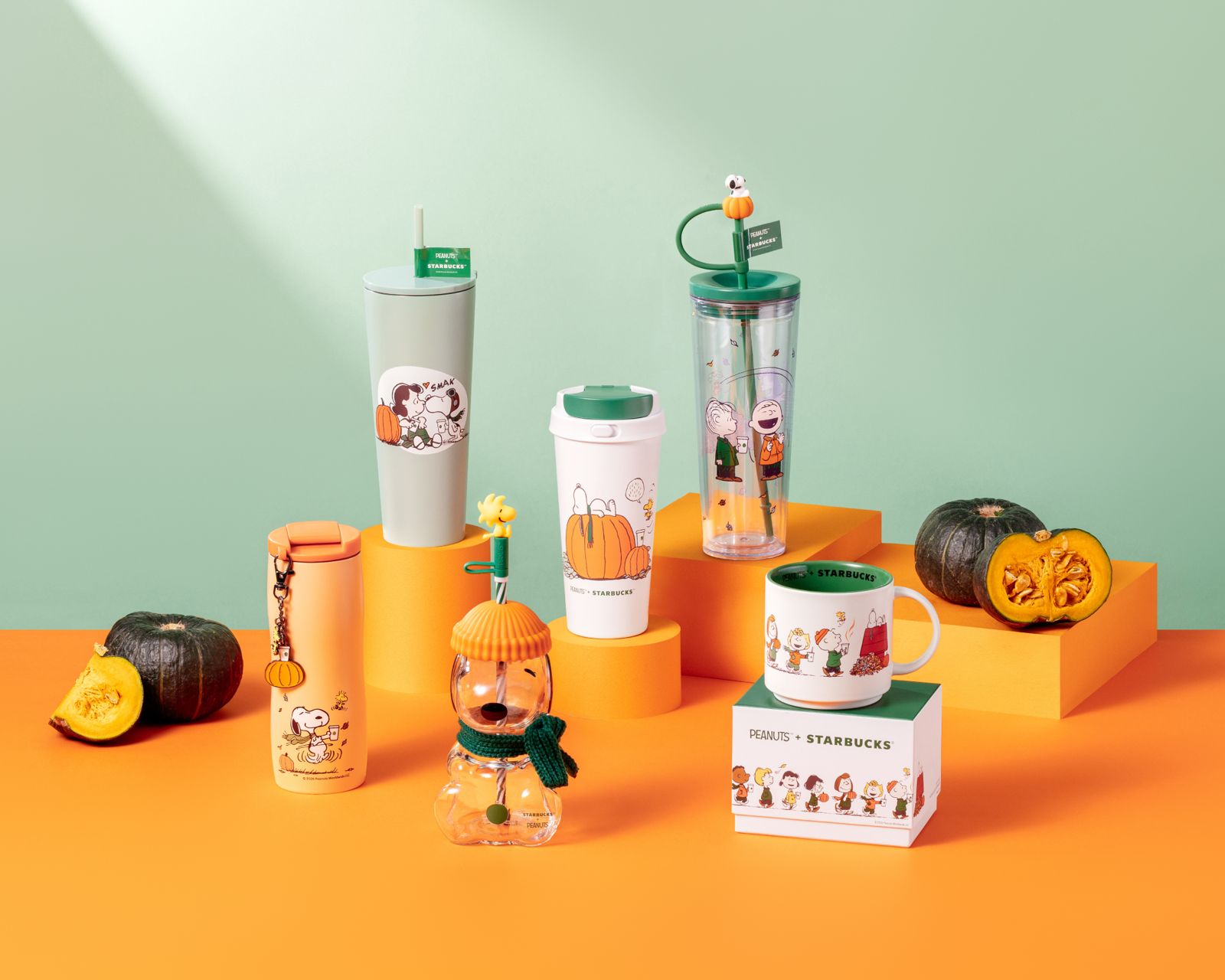 星巴克推出多款秋季限定杯款,包括以Lucy™與Snoopy™分享咖啡時光為主題的設計。(圖/星巴克)