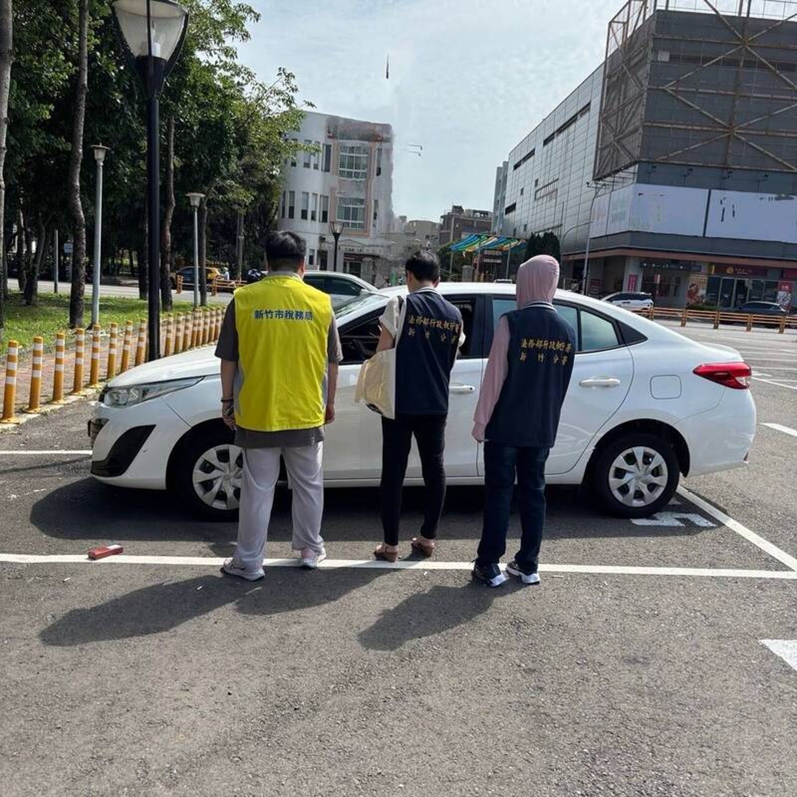 新車落地才4天就GG!新竹女欠稅30萬 「智慧停車系統」一秒掌握座標扣車償債