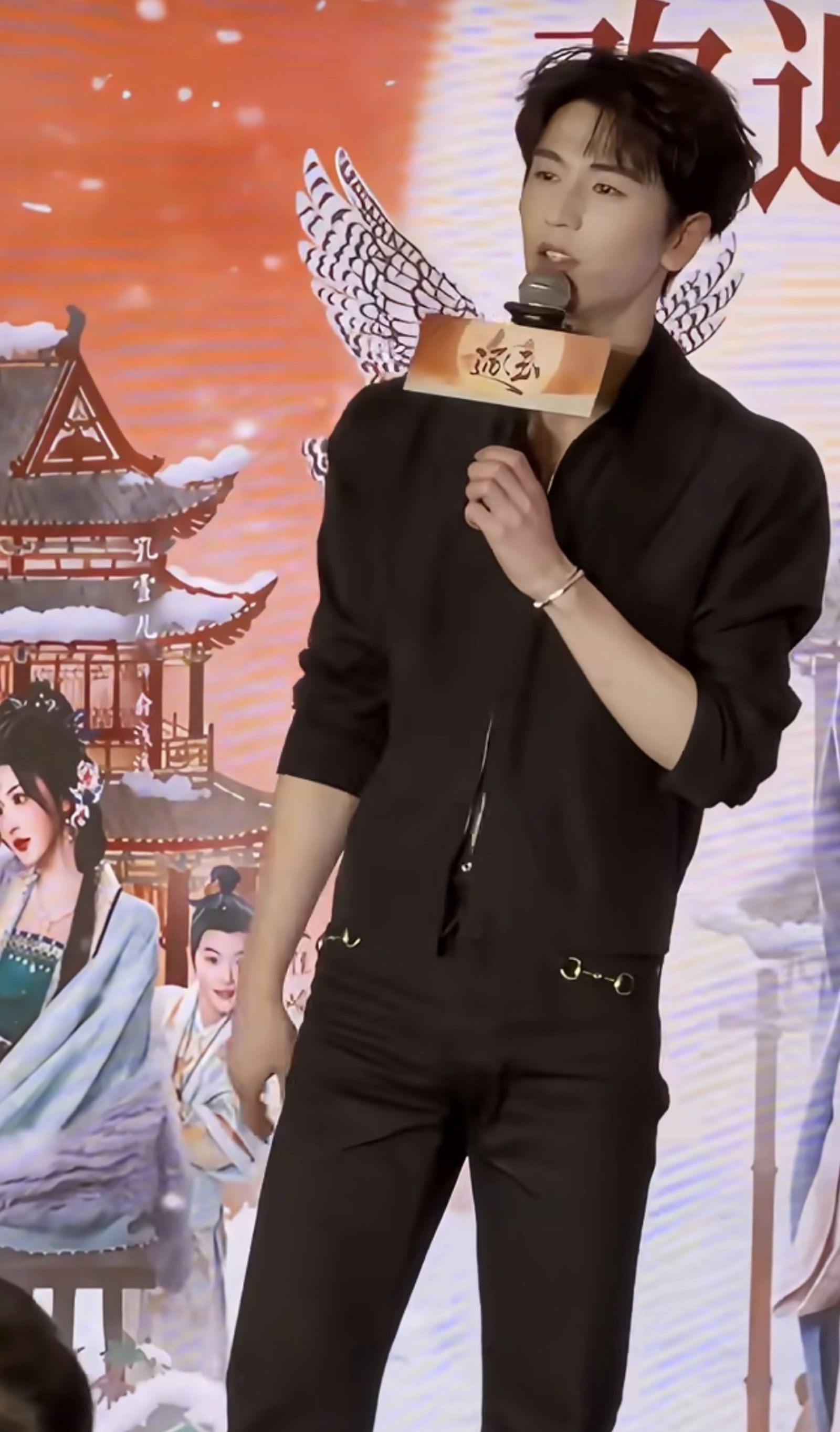 張凌赫出席《逐玉》慶功宴。翻攝微博