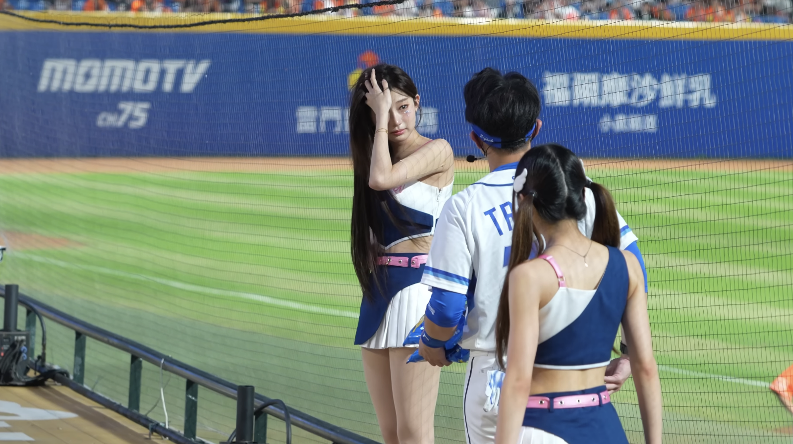 李珠珢先是眼眶泛淚，接者忍不住哭出來。翻攝走一日球迷 台湾プロ野球チア YouTube