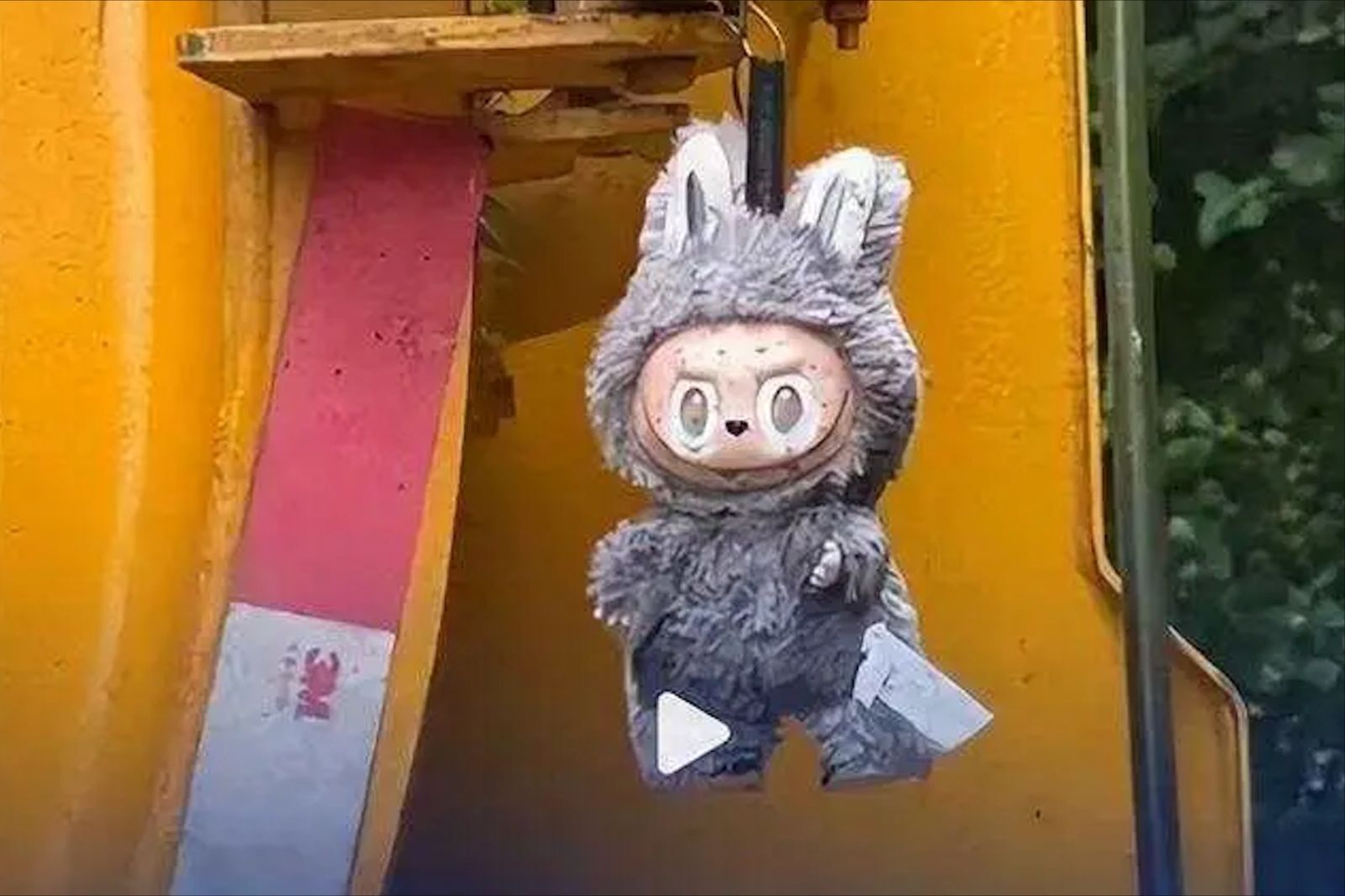 中國一台水肥車上驚見Labubu隱藏款，引起民眾爭相搶購。圖／翻攝自微博