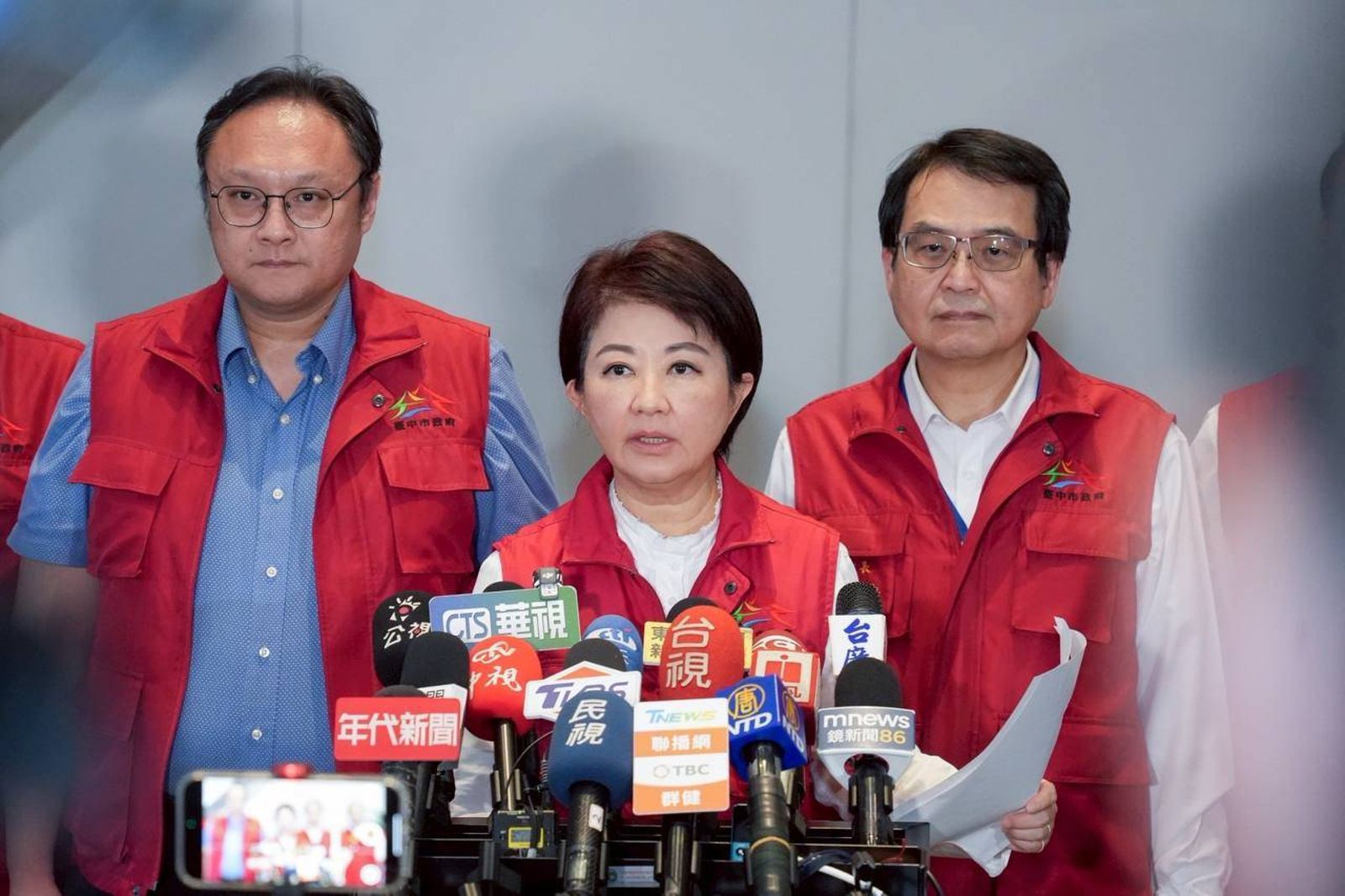 盧秀燕表示「這次事件讓大家擔心了,我非常地抱歉!媽媽做不好,一樣要檢討改進。」(圖/台中市政府提供)