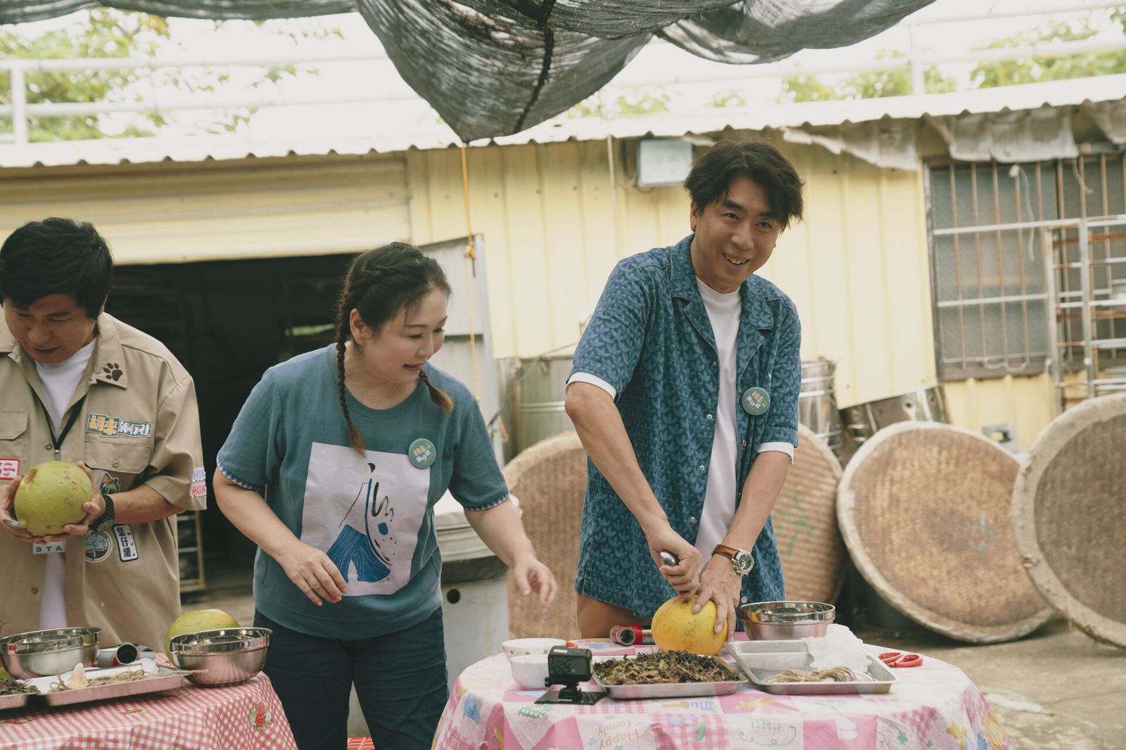 梁赫群、張秀卿體驗酸柑茶製作趣味橫生。客家電視提供