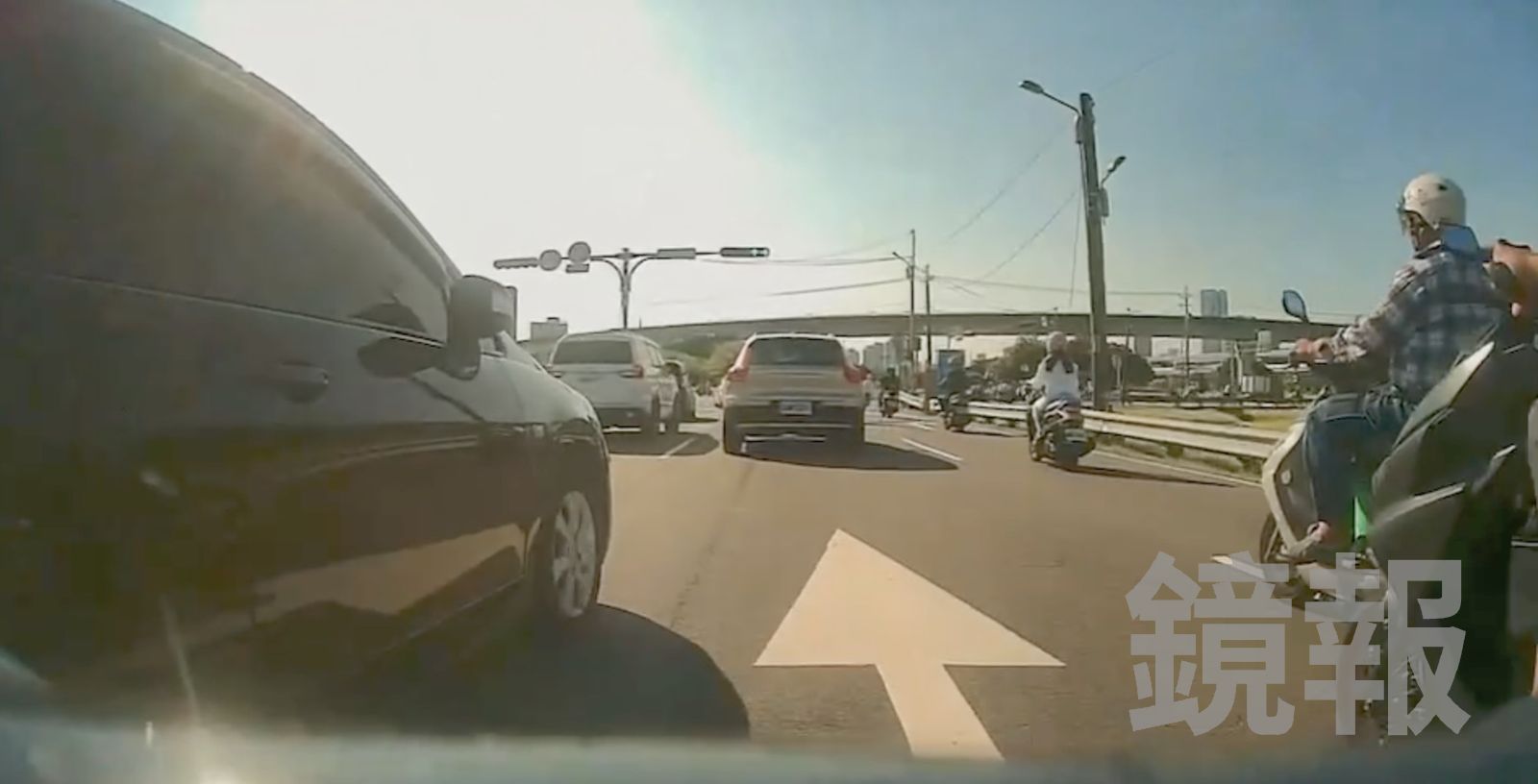 影／三寶惱羞！變換車道硬切被按喇叭　3中年大叔圍毆年輕小伙