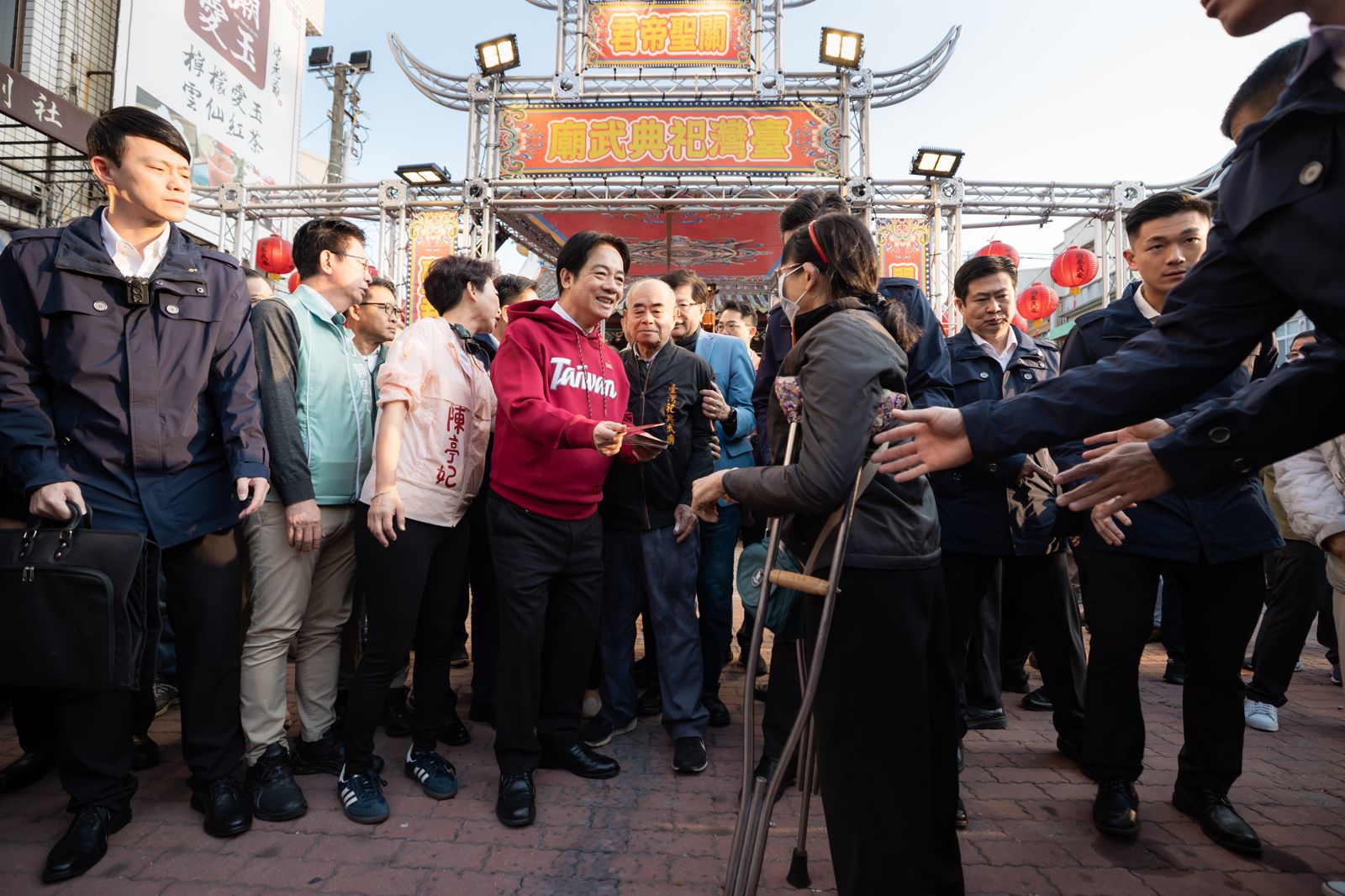 總統賴清德今天（18日）一早南下赴「臺灣祀典武廟」參香、發放福袋。（圖／總統府提供）