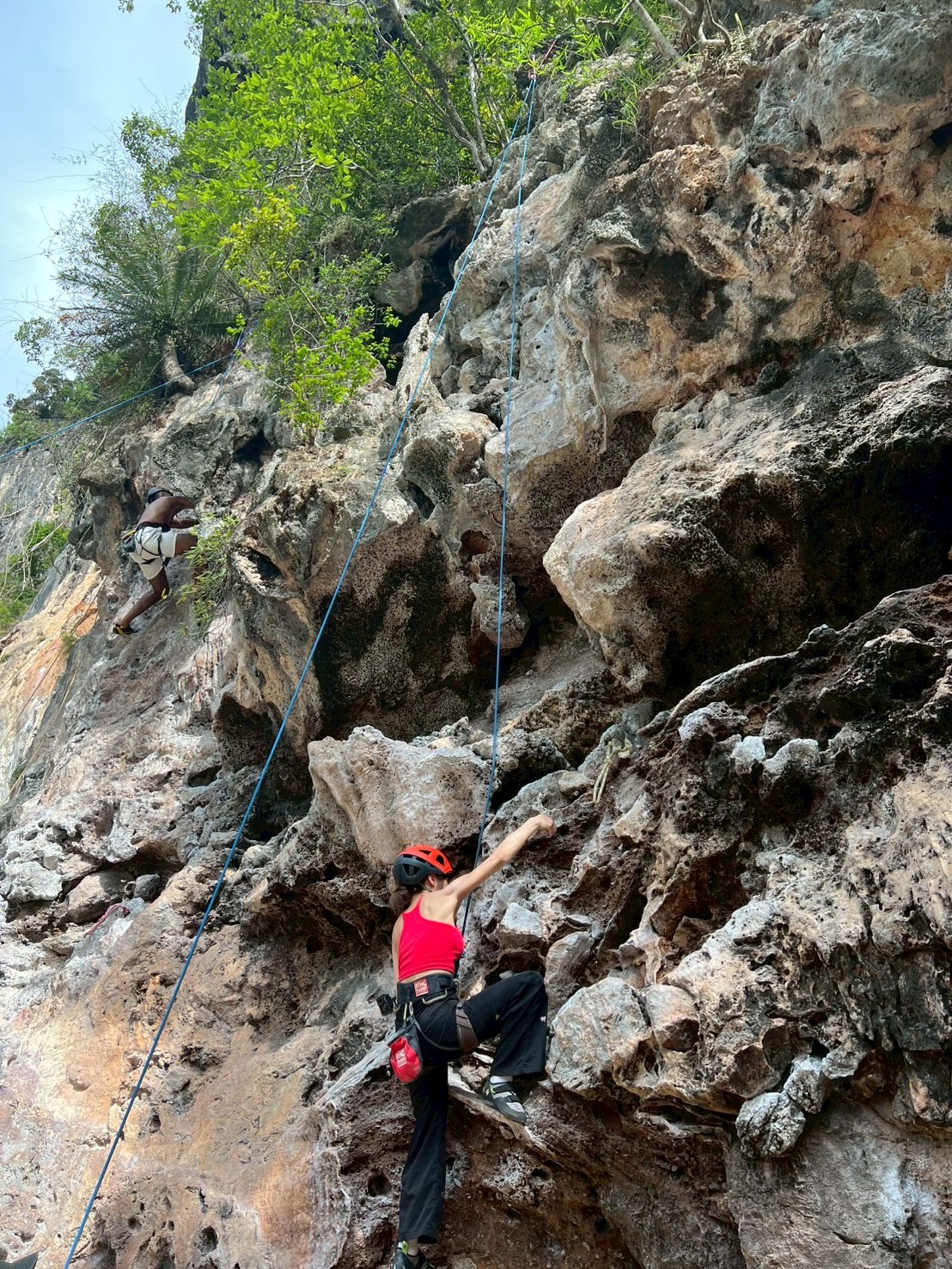 何美成功挑戰攀岩，但過程中受了傷。三立提供