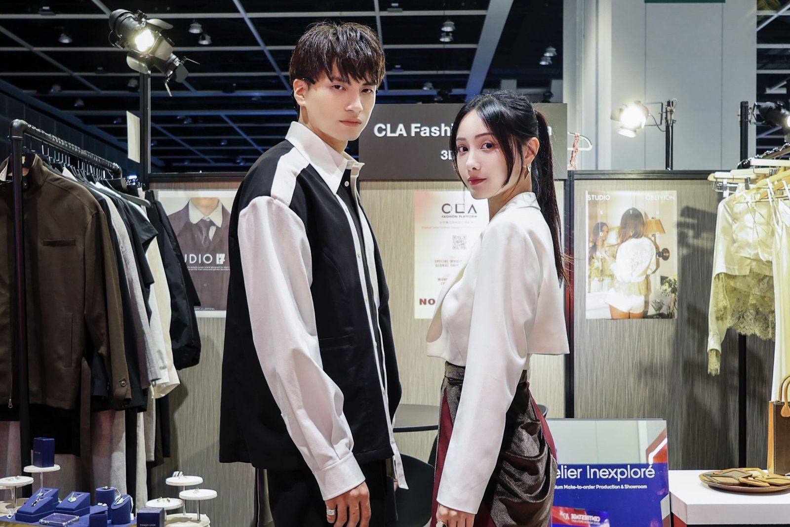 鍾亞翰（左） 與啦啦隊女神君白（右） 擔任CLA品牌大使。嘉樂娛樂工作室提供