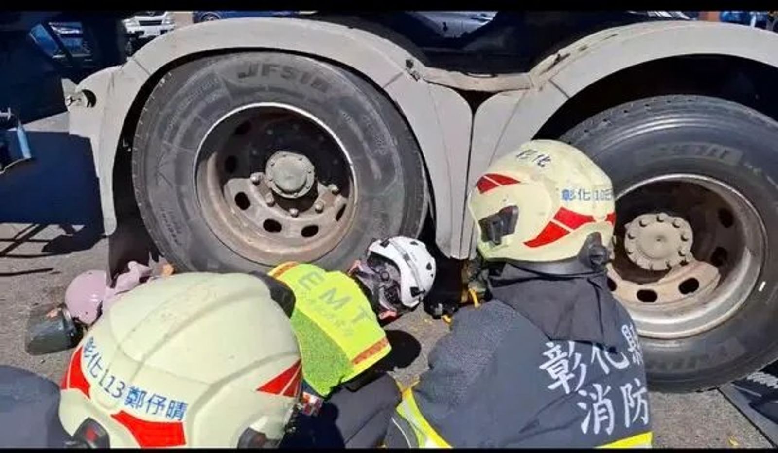 女騎士受困在聯結車車底,送醫不治。圖/民眾提供