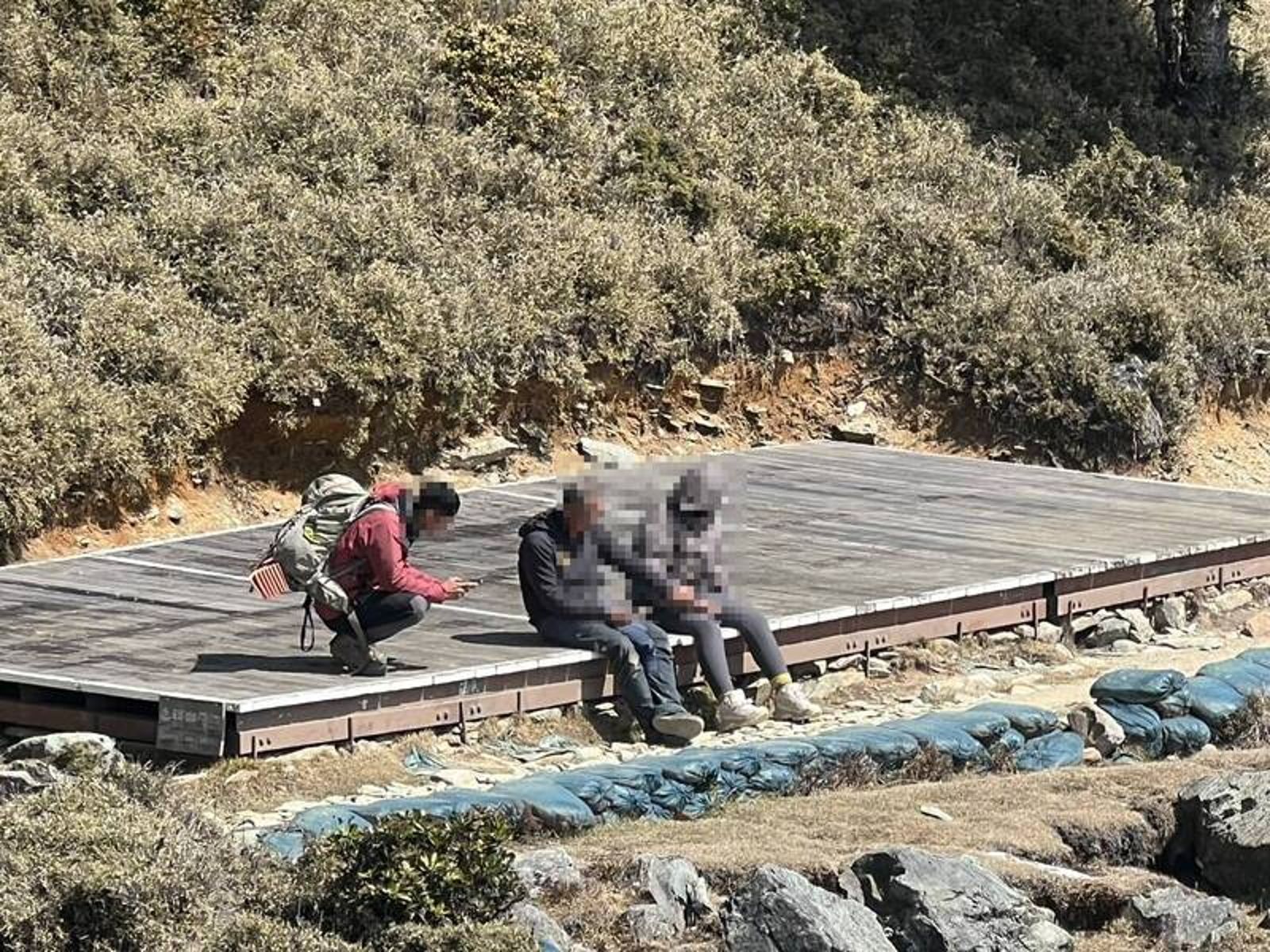 嘉明湖8師生登山驚魂！17歲女學生癱軟無力受困　黑鷹高空吊掛救援