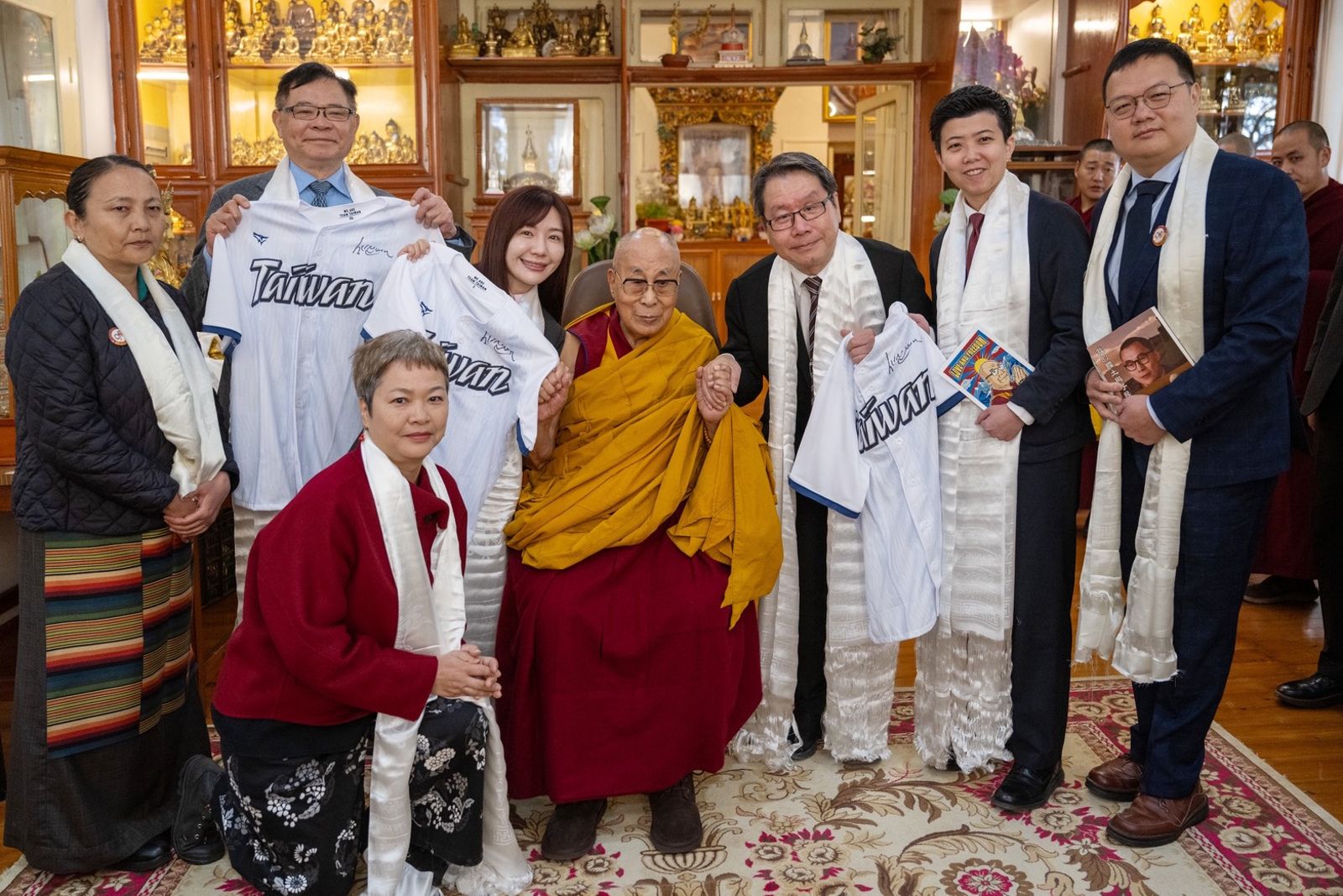 達賴喇嘛90華誕心繫台灣安全　綠委赴印祝壽送「Team Taiwan」球衣