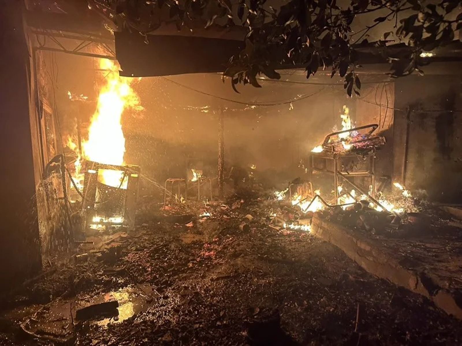 台中神岡三合院火警　消防員破門叫醒熟睡高中生