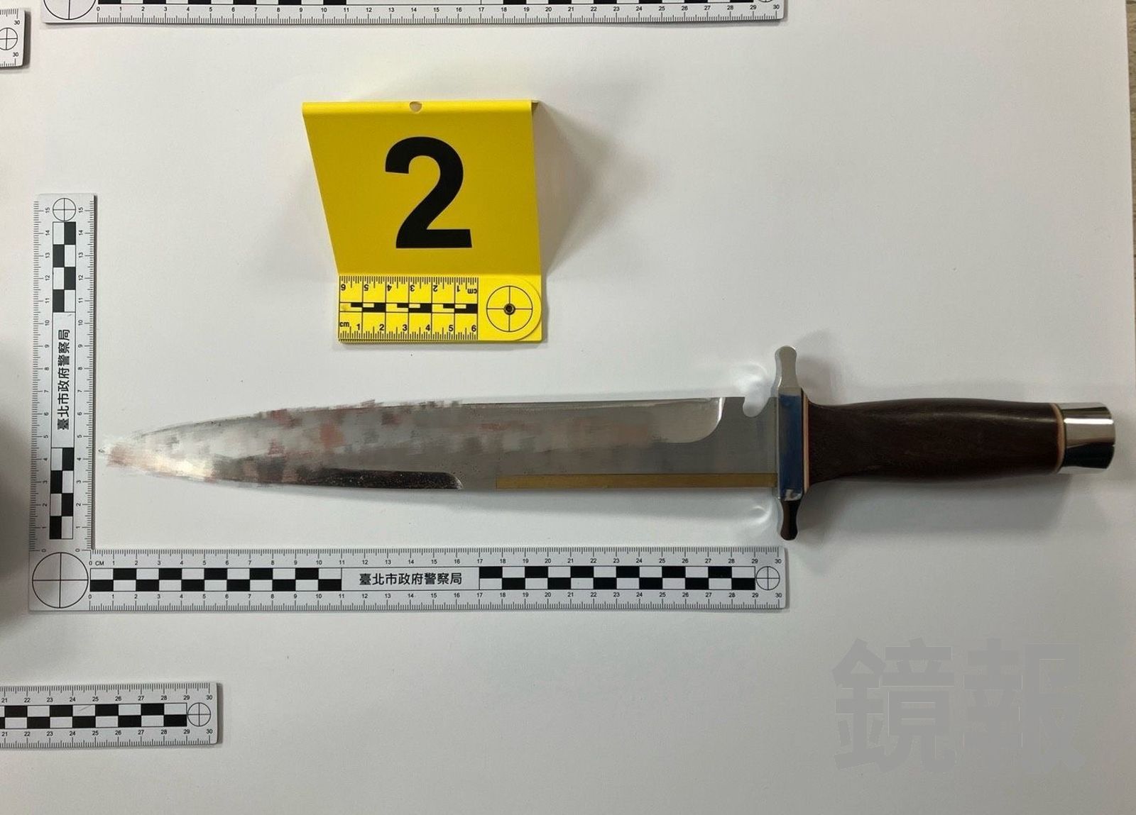 張文奪命凶刀首曝光！《浴血任務》藍波刀仿品　屋內床上滿是汽油彈材料