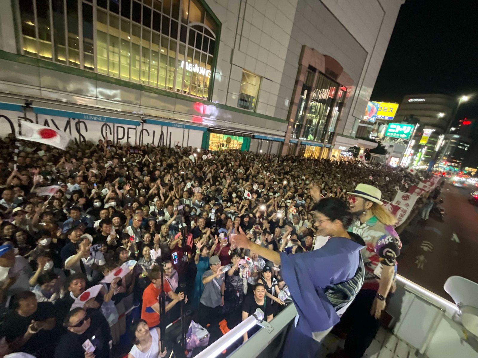 平野雨龍選前之夜演說,人氣爆棚。圖/翻自平野雨龍X