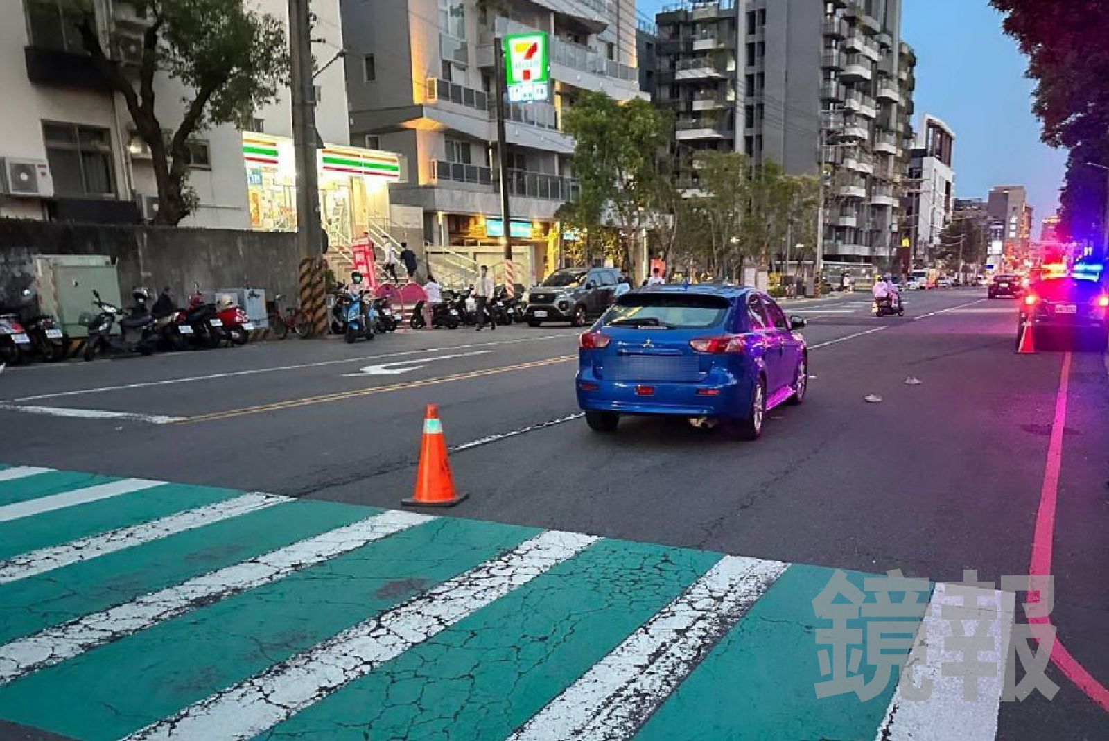 藍色轎車在路口右轉，撞倒行走在行人穿越線的李姓老婦，造成死亡車禍悲劇。民眾提供