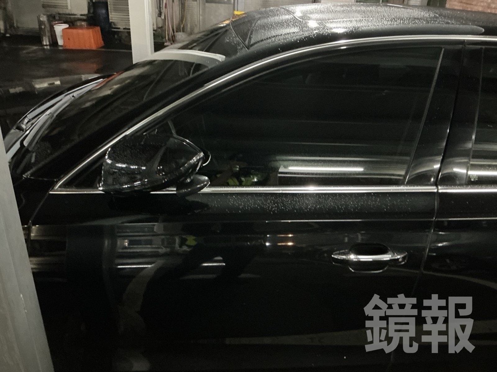 王男左側照後鏡擦撞路人。