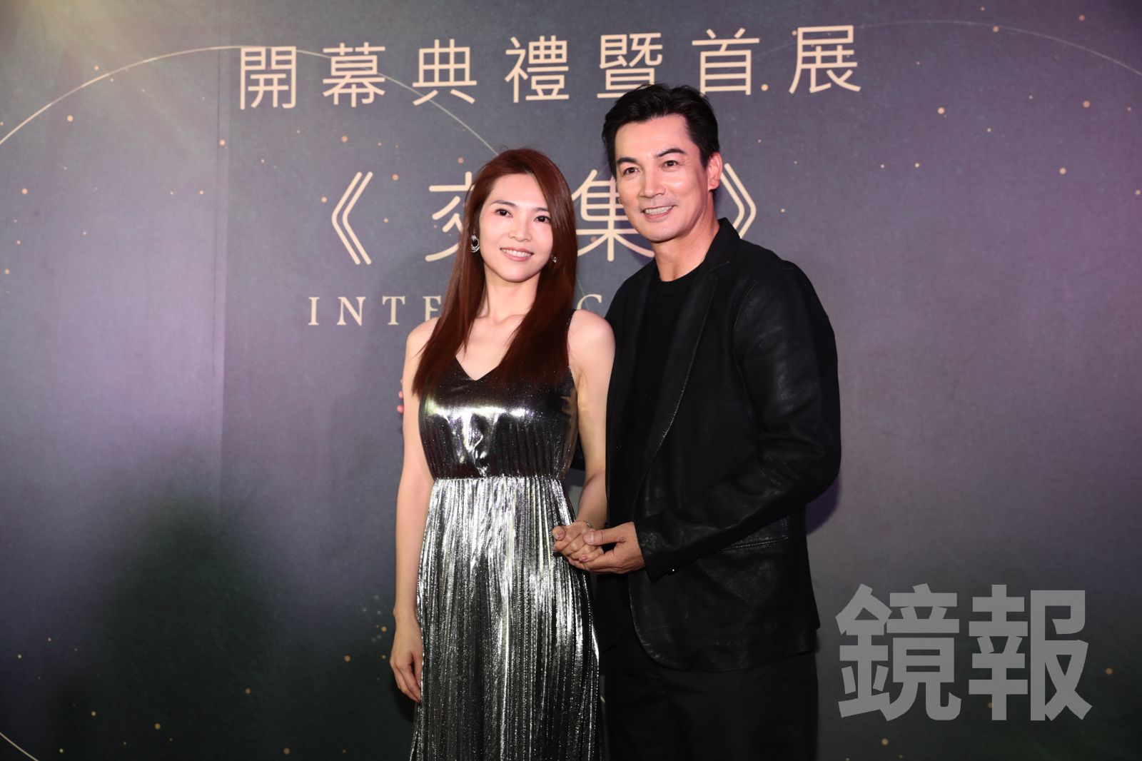 伊正（右）寵老婆，為鄒雅竹舉辦藝廊開幕記者會。林煒凱攝