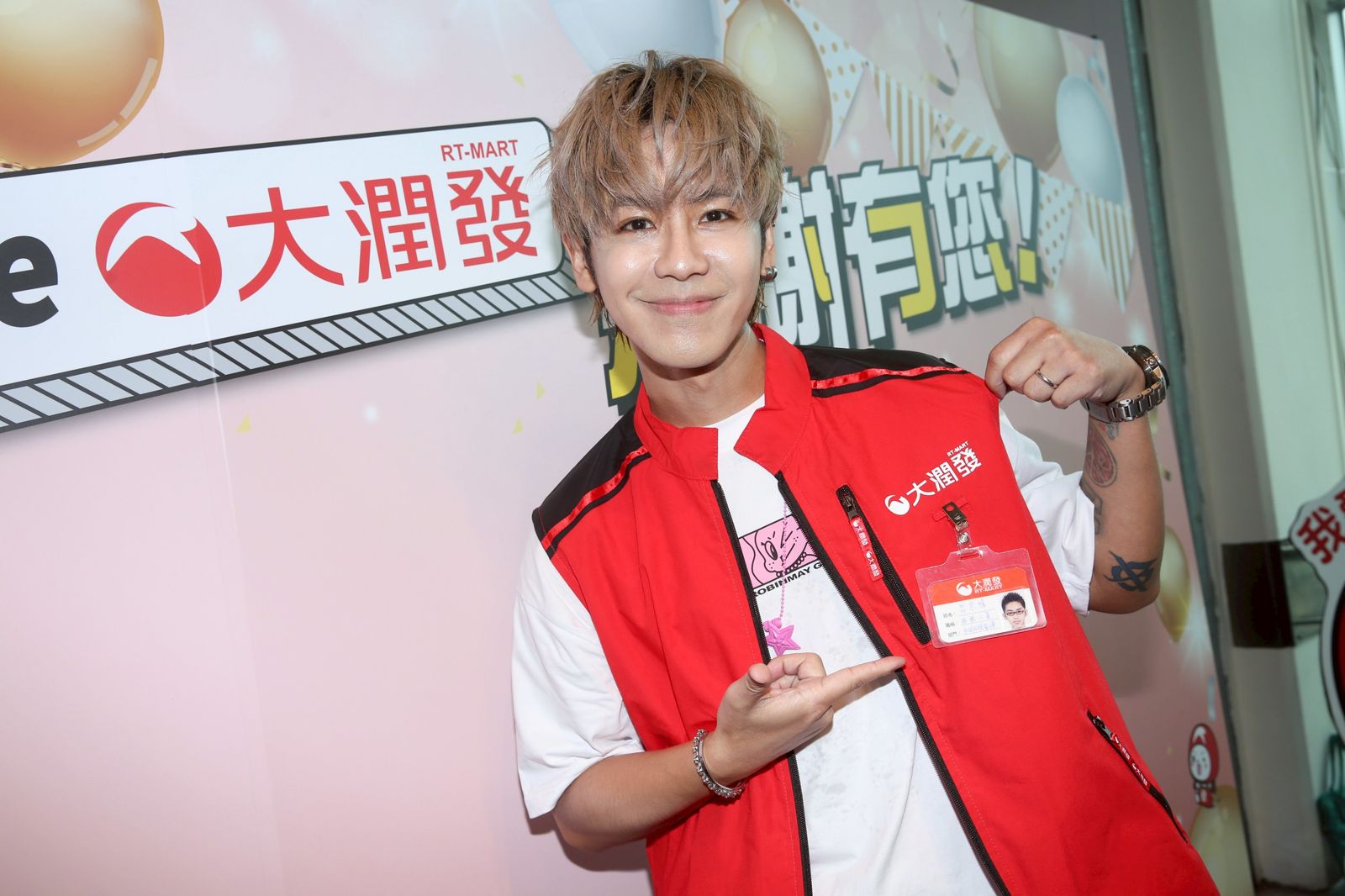 鼓鼓20日受邀出席賣場活動,他還穿上紅背心為幸運顧客結帳。李鍾泉攝