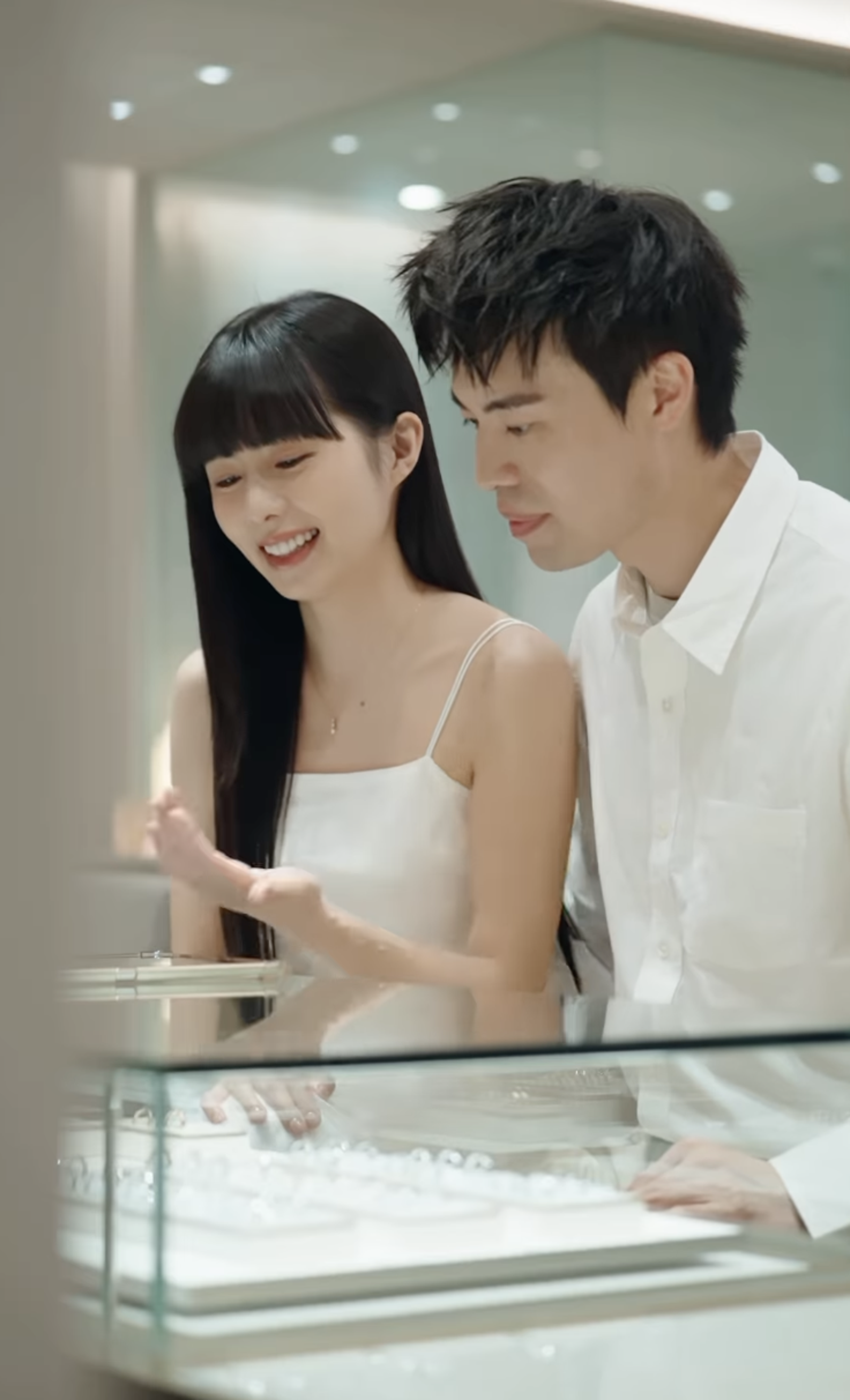 簡廷芮(左)與老公賴冠儒一起拍攝業配曬恩愛。翻攝IG@dewichien