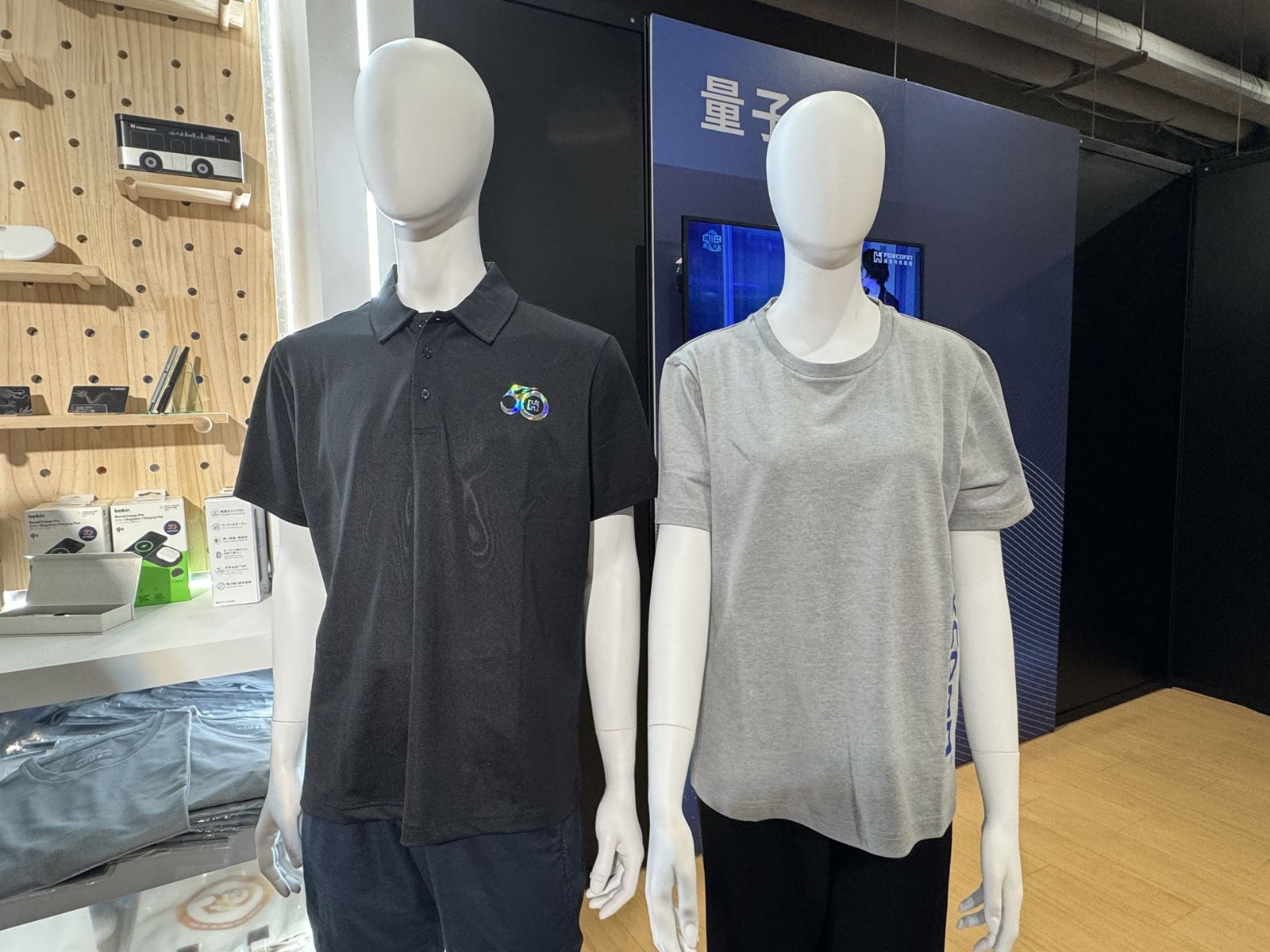 左為Polo衫1280元、右為排汗衣780元。