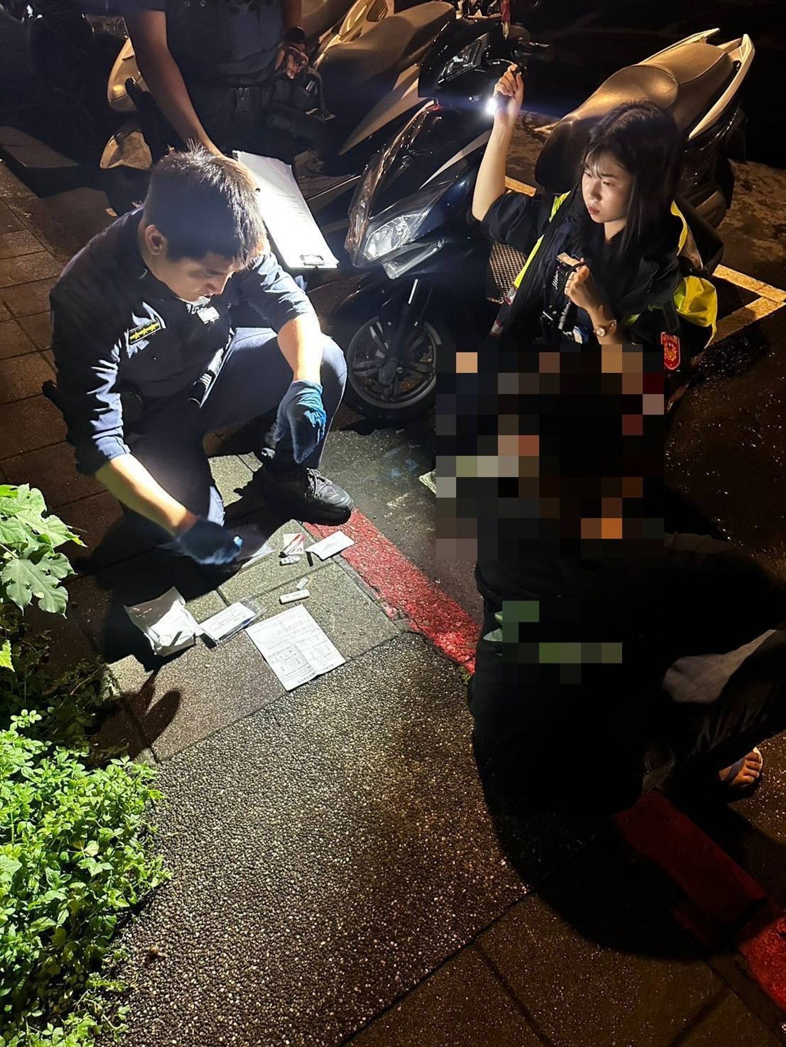 警方於駕駛身上搜出喪屍煙彈。翻攝畫面