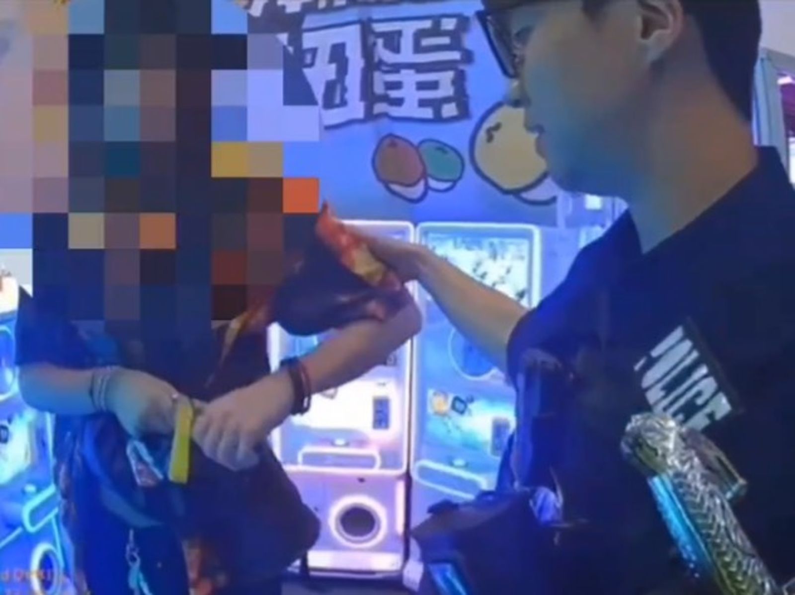 美籍男被警方帶回,依社維法送辦。