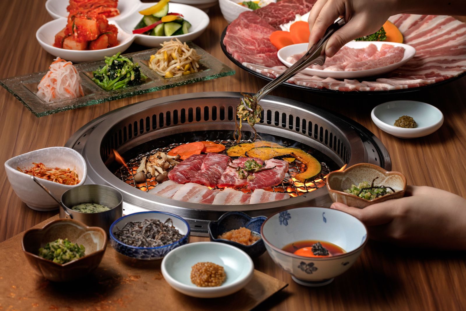 日本人氣燒肉「赤虎」插旗新莊！豐盛拼盤搭9種醬料吃出豪華口感