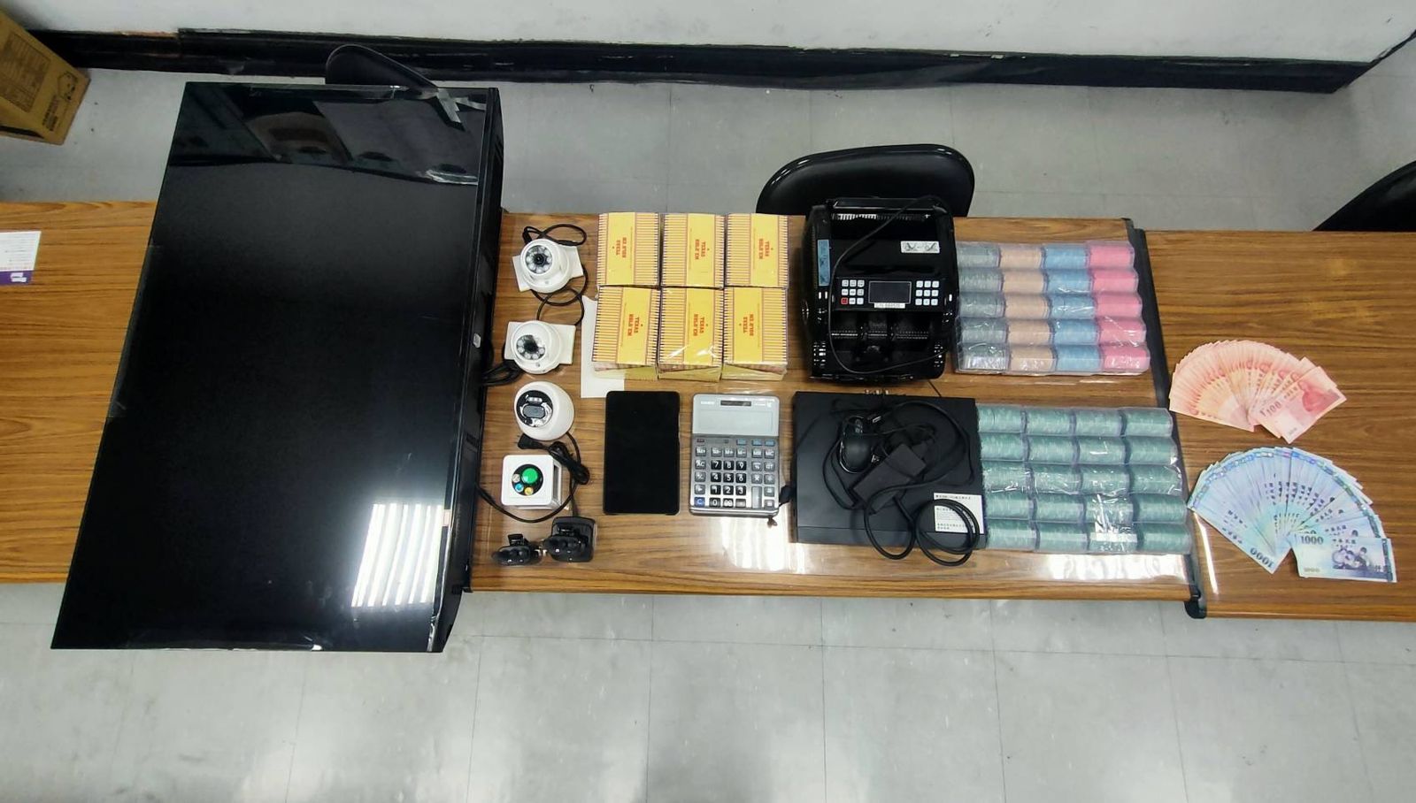 警方查扣籌碼、抽頭金5萬元等證物。翻攝畫面