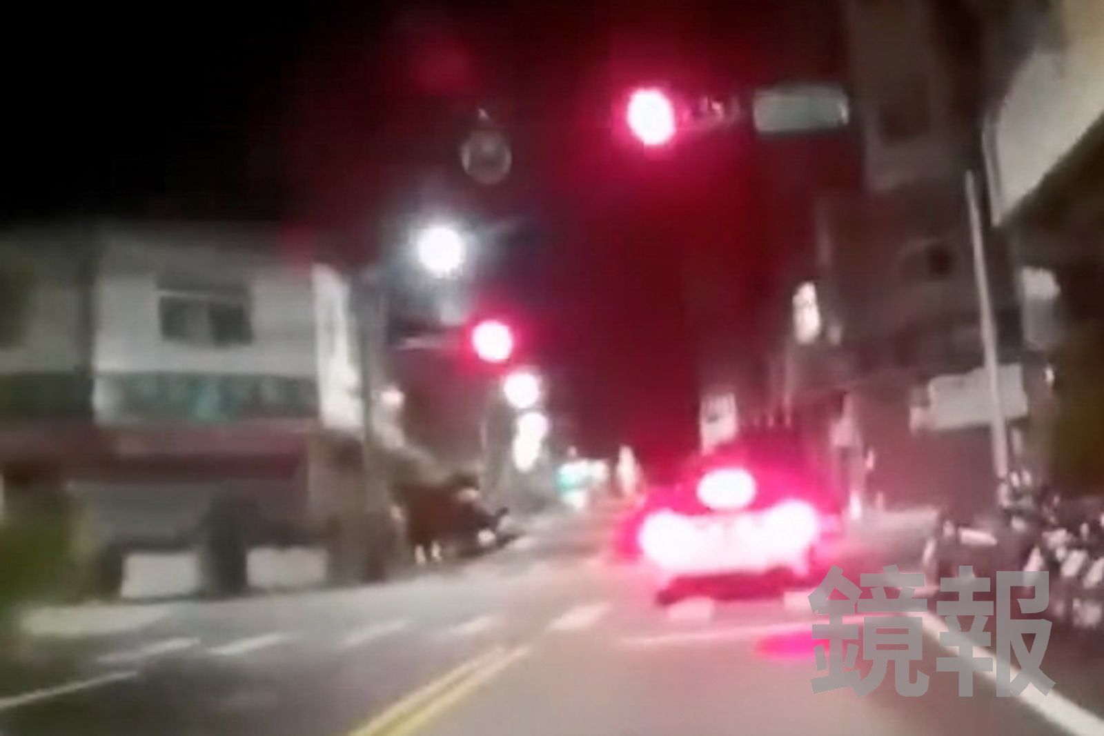 毒駕男子車輛停等紅燈,但車身明顯超越停止線,被巡邏員警盯上。民眾提供