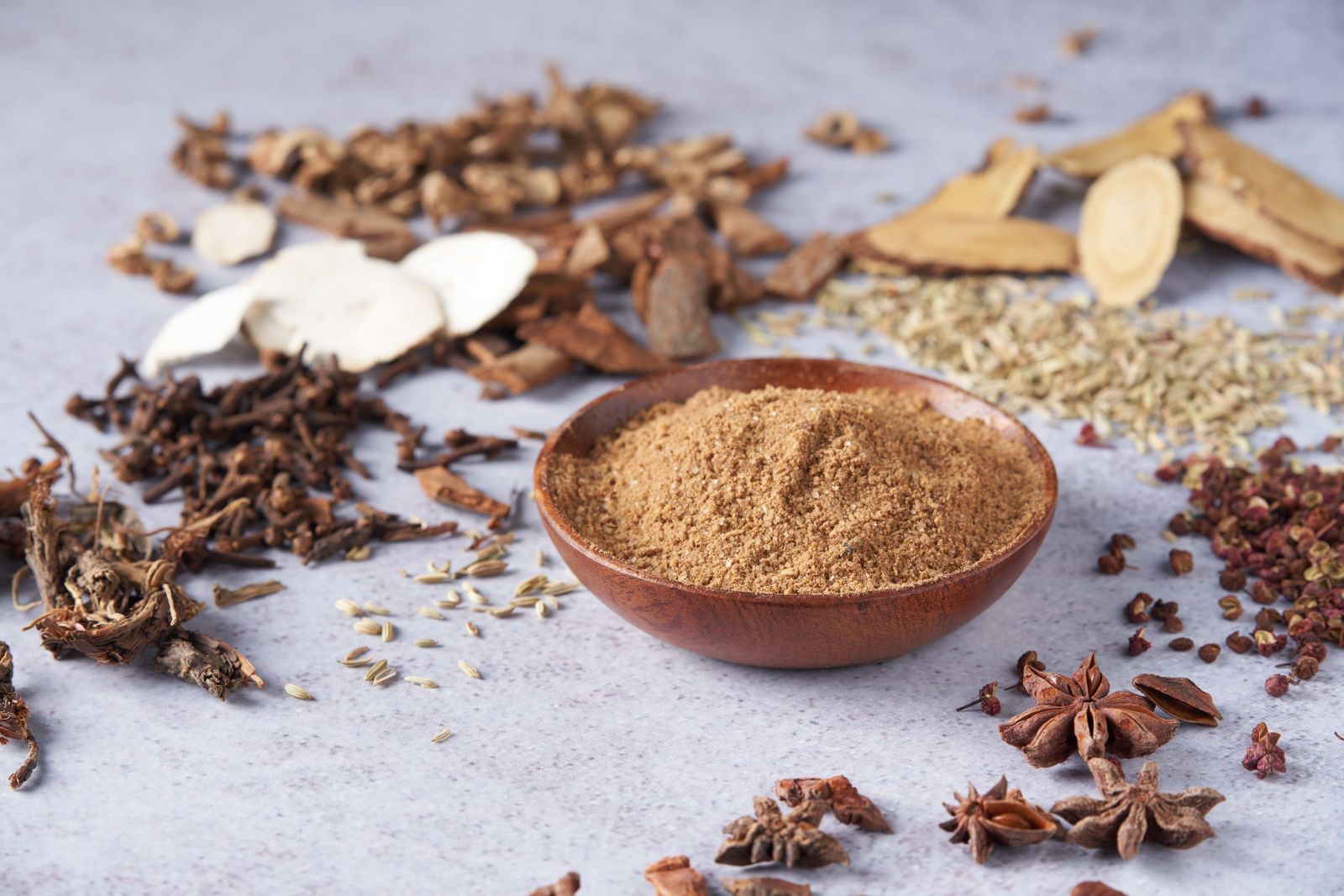 10多種漢方調配成的獨門調味料，甜鹹有中藥香，會附在烤肉包裡。