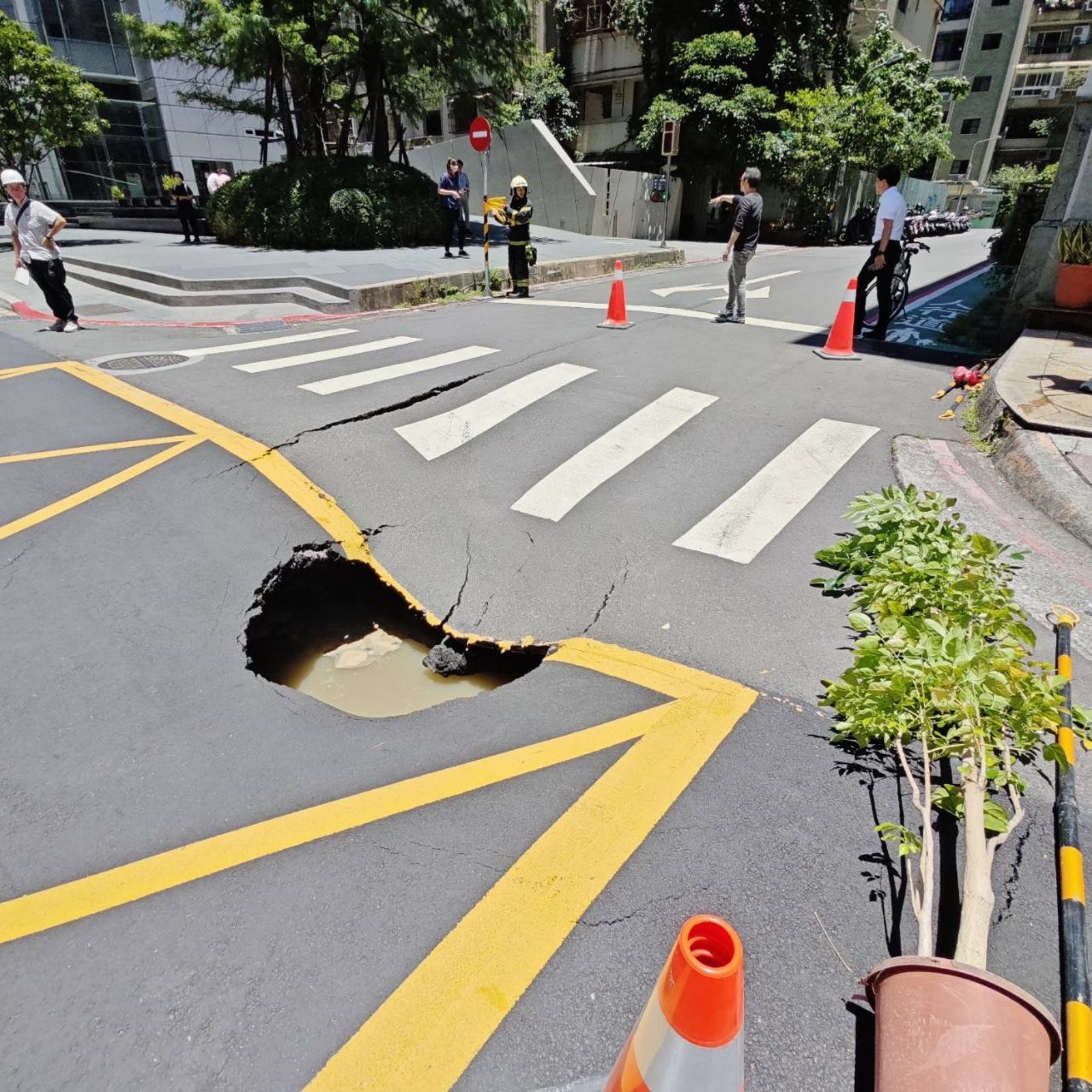 快訊／北市長春慶城街口驚現天坑　路面陷落 2公尺相關單位封鎖監控中