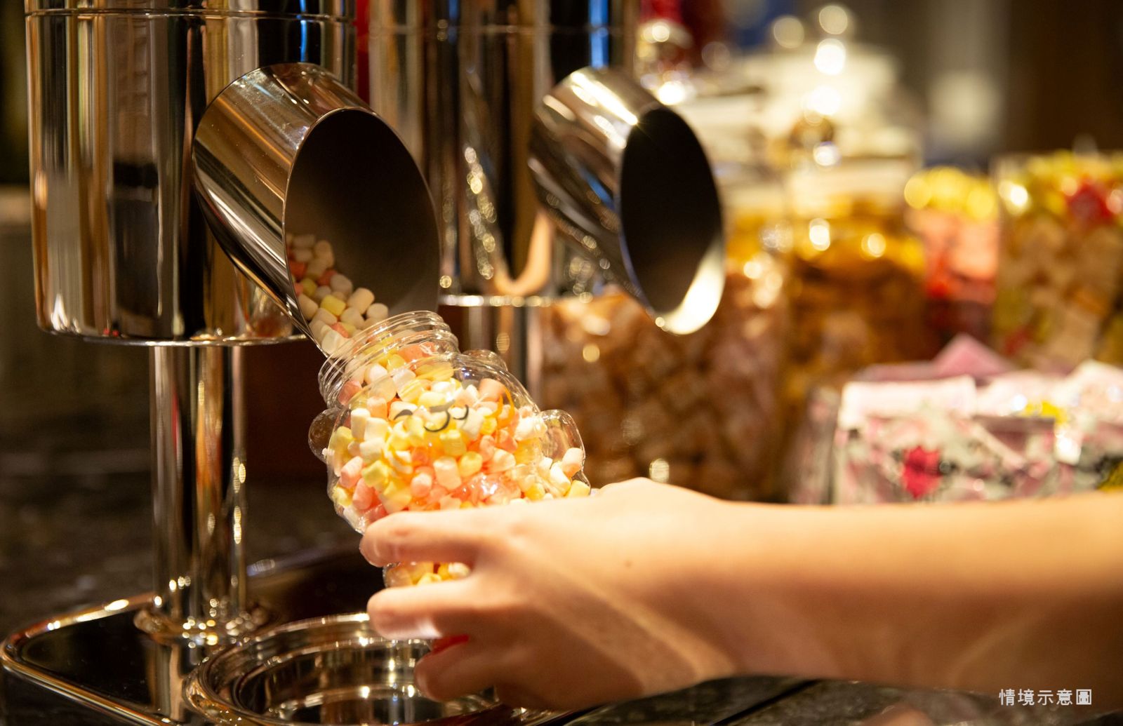 「台北萬豪酒店」的「Garden Kitchen」，在兒童清明連假，推出請小朋友吃Buffet活動，還加碼超過20款糖果，讓小朋友任選裝滿帶回家。（台北萬豪酒店供圖）