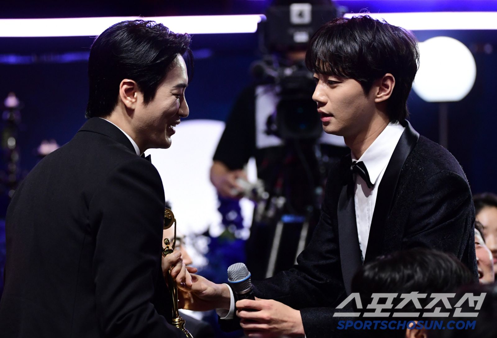 領錯獎社死現場！李濬榮還原烏龍真相　李浚赫暖回：我犯過一樣的錯