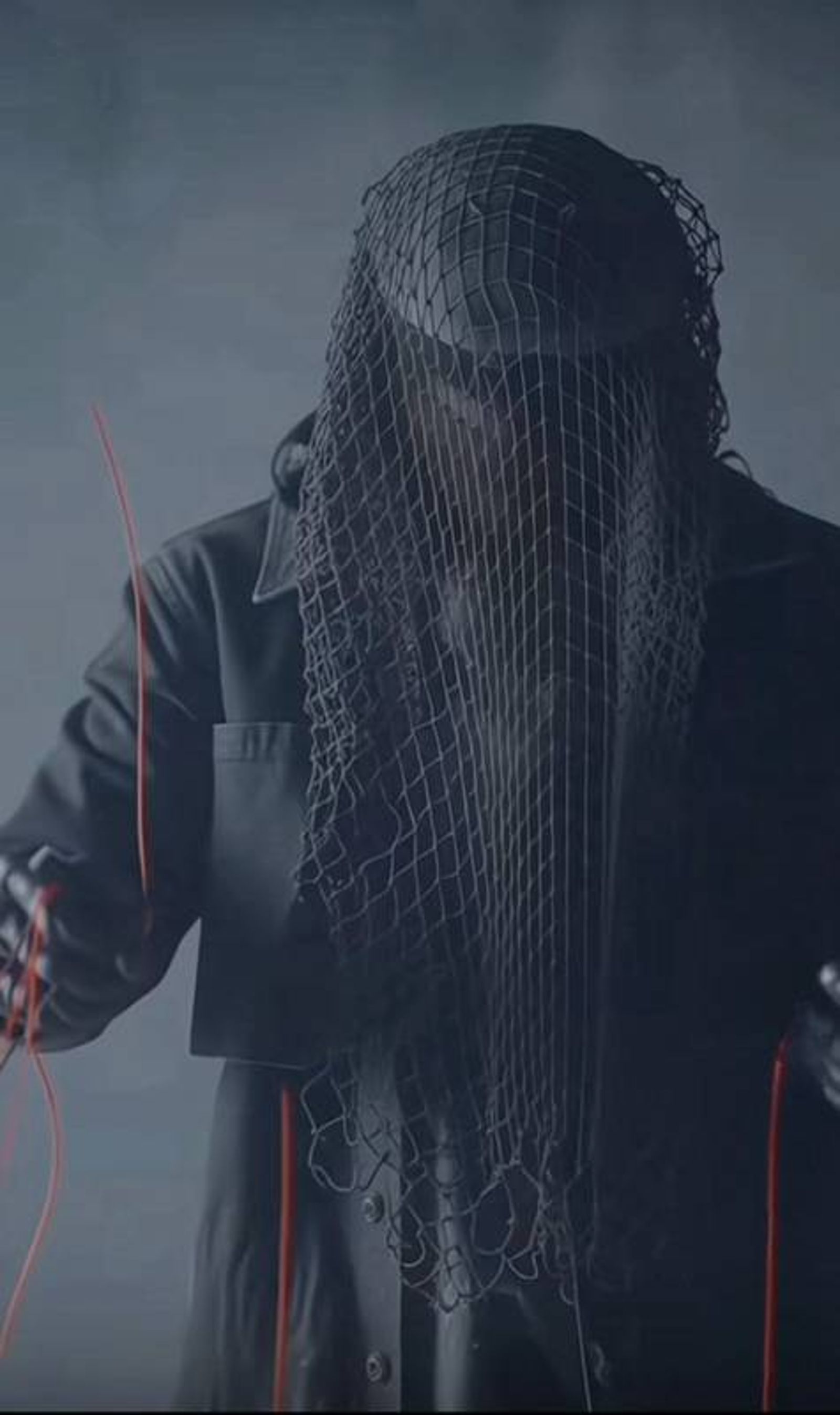 魚頭人旁邊有蒙面人拿著紅線操控。翻攝TikTok