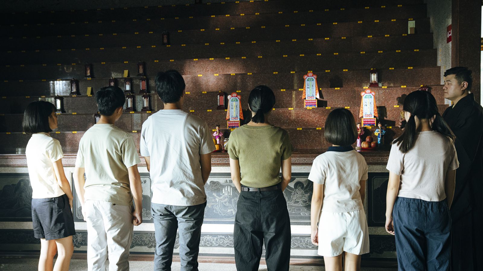 六個孩子在媽媽靈堂前崩潰大哭，說出對媽媽的告別。大愛電視提供